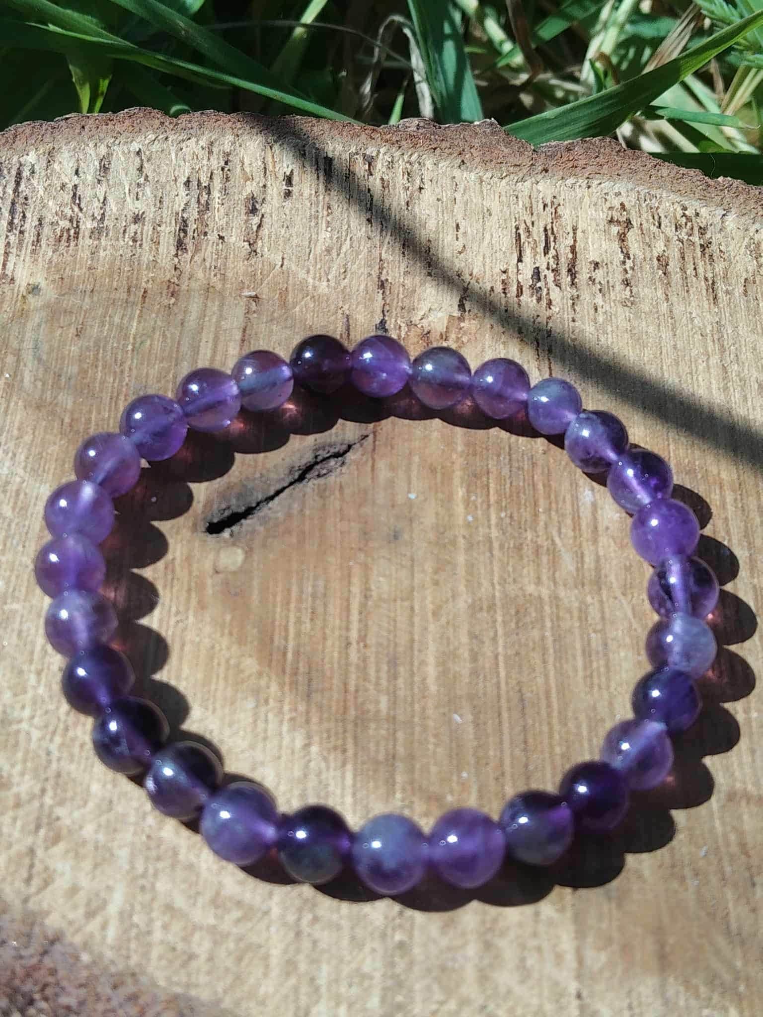 Bracelet améthyste 6 mm sur bois naturel, perles violettes en pierre naturelle pour sagesse, protection et élévation spirituelle