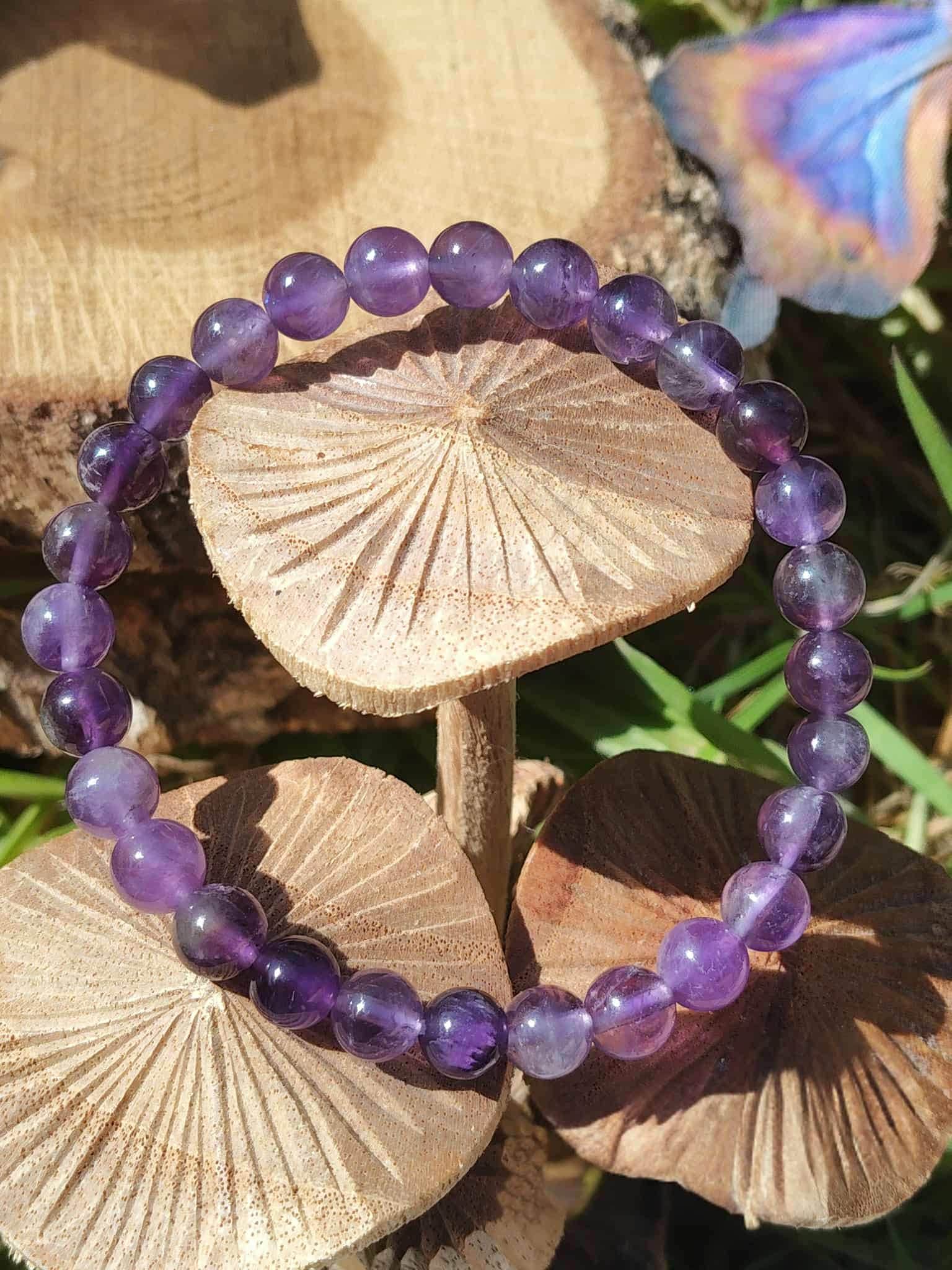 Bracelet améthyste 6 mm sur champignons en décor forestier, énergie douce pour relâcher la pression, calmer les pensées et respirer
