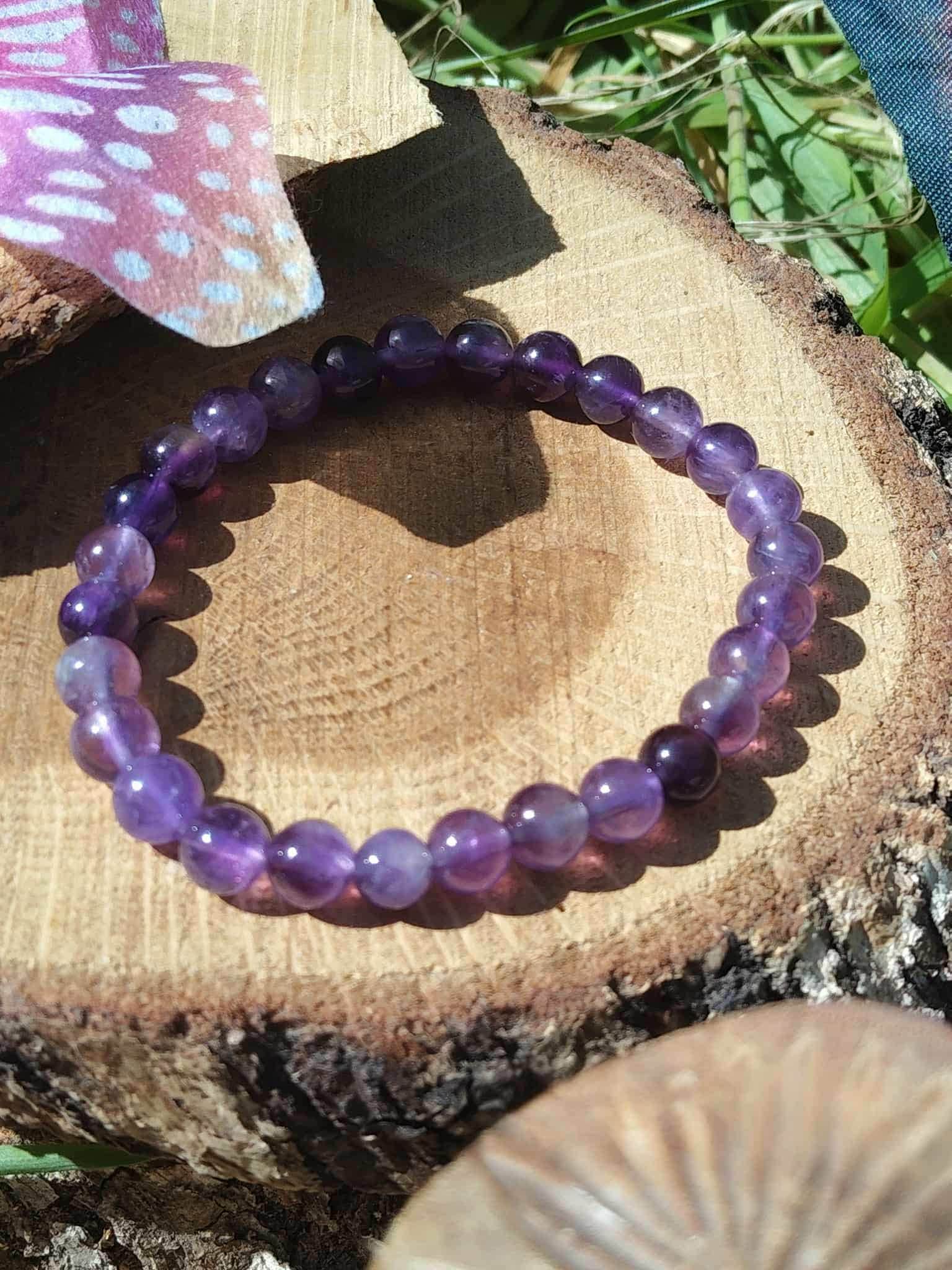 Bracelet lithothérapie améthyste sur bois avec décor végétal, perles violettes pour discernement, purification intérieure et stabilité du ressenti