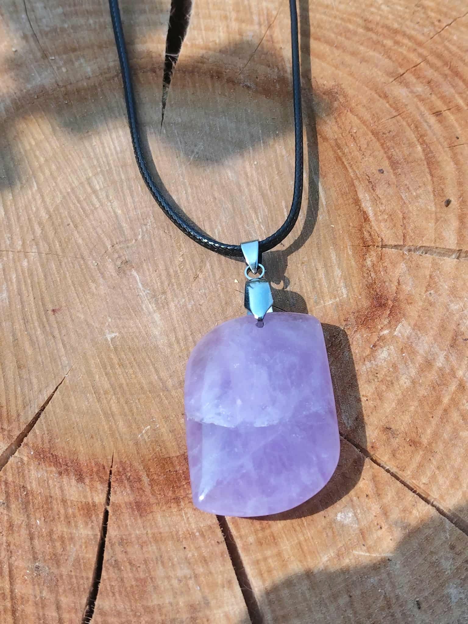 Pendentif améthyste sur bois naturel, pierre violette pour apaisement du mental et clarté intérieure
