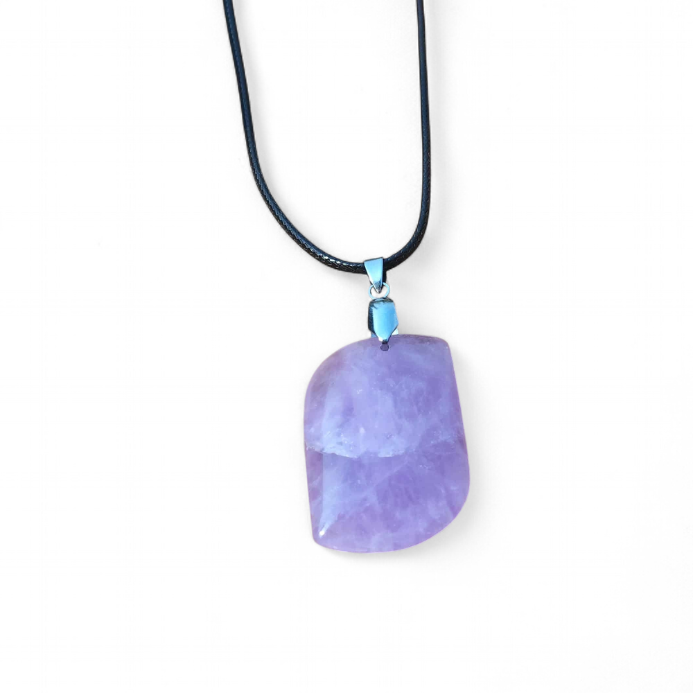 Pendentif améthyste violette sur fond blanc, bijou en pierre naturelle pour calme intérieur et sérénité du ressenti