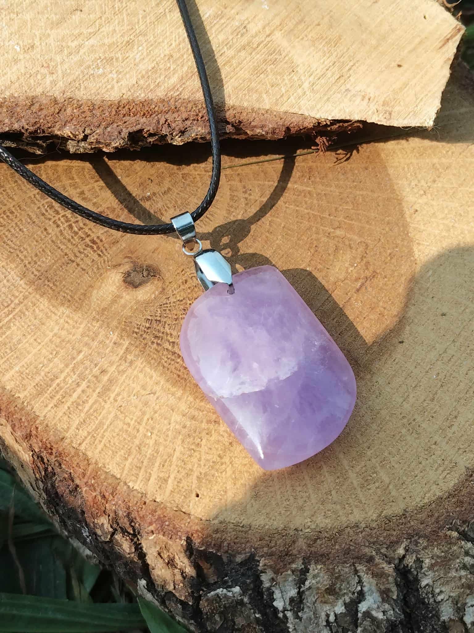 Pendentif améthyste violette sur tranche de bois, pierre naturelle pour équilibre émotionnel et esprit plus posé