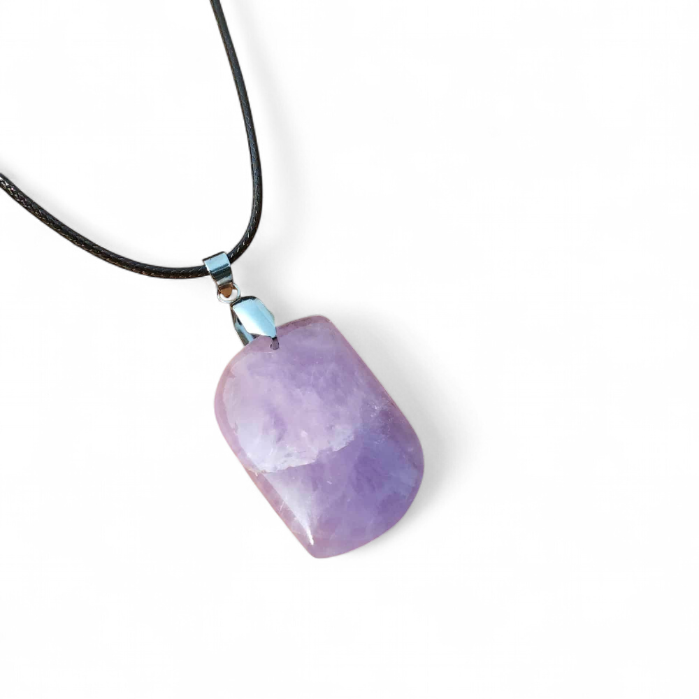 Pendentif améthyste forme libre sur fond clair, soutien symbolique pour les émotions et respiration intérieure