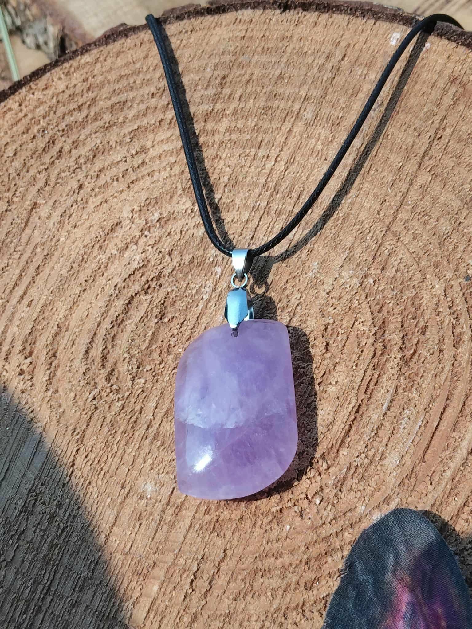 Collier pendentif améthyste sur bois, bijou spirituel pour apaisement du cœur et douceur intérieure