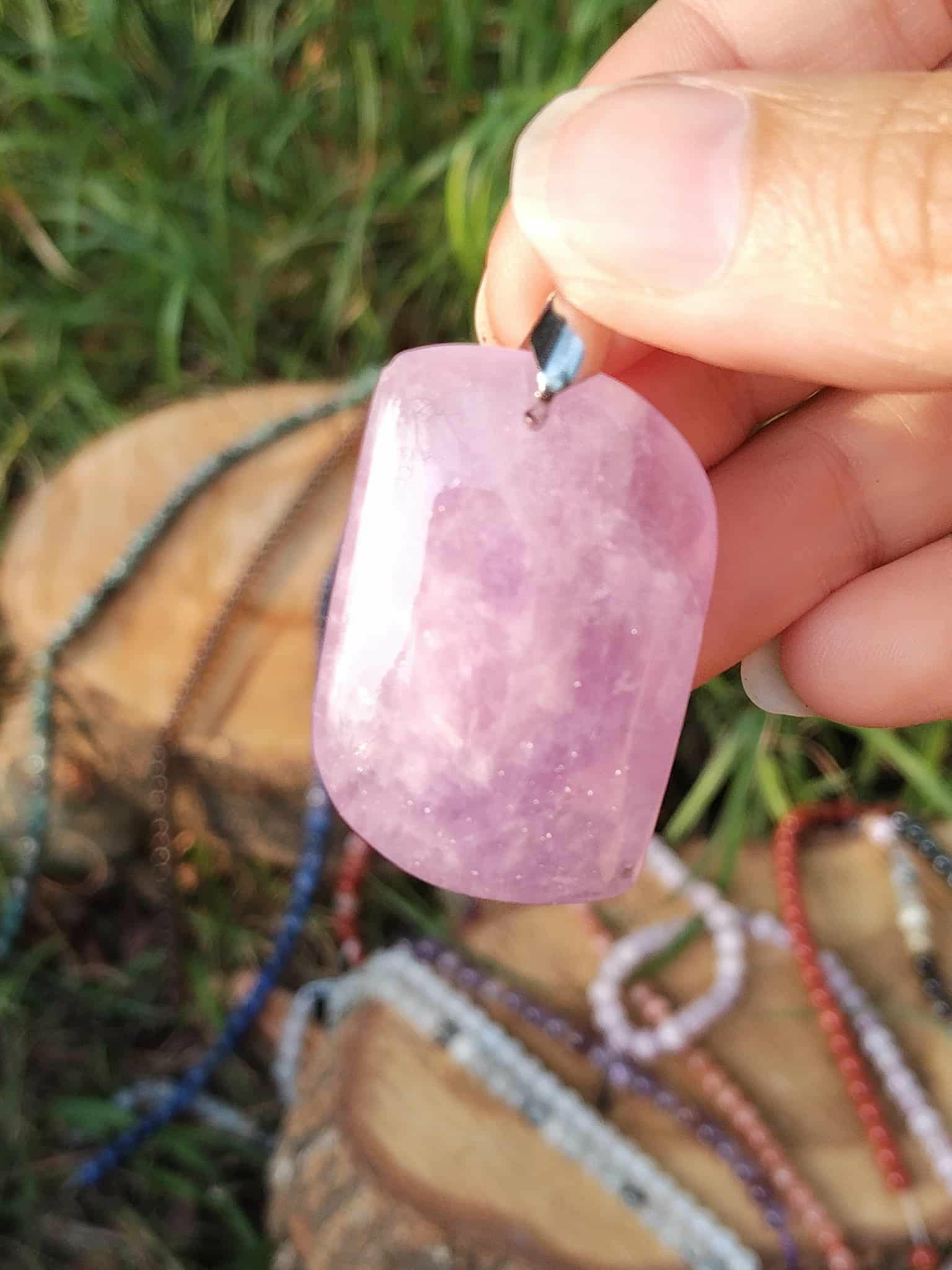 Pendentif améthyste dans la main, pierre naturelle pour énergie douce, réconfort du cœur et calme mental