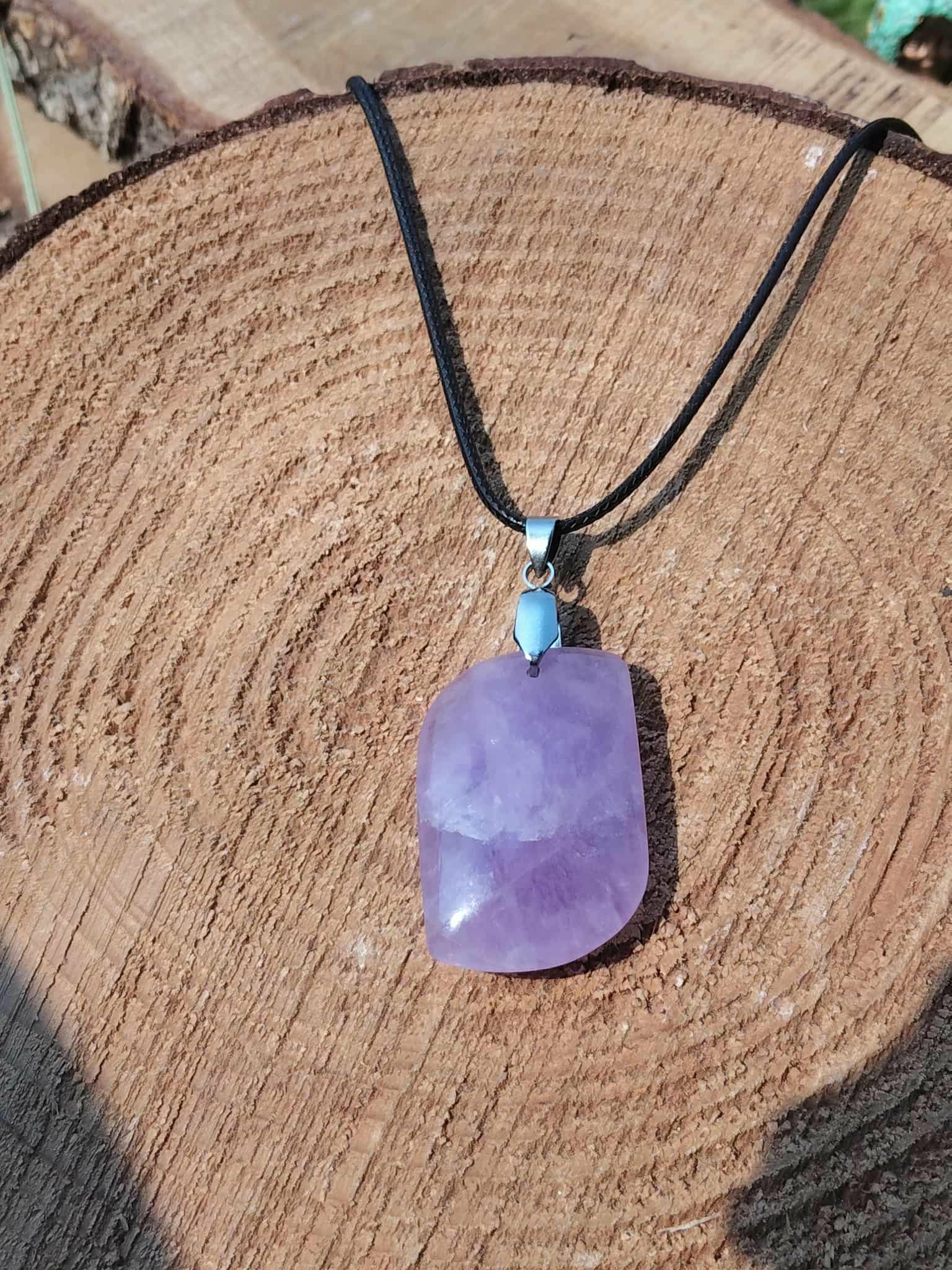Pendentif améthyste sur fond clair, intuition sereine et équilibre émotionnel plus stable