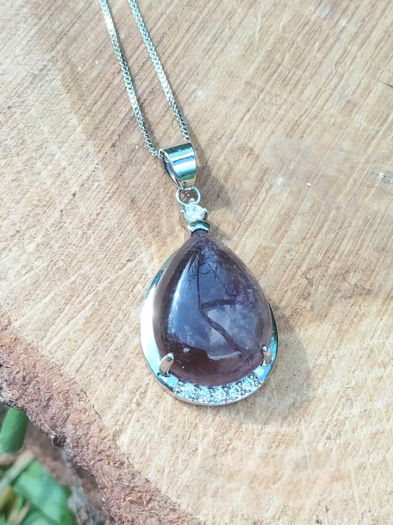 Pendentif améthyste forme goutte sur rondin de bois, cabochon violet foncé monté sur métal argenté pour sérénité et ressenti plus stable