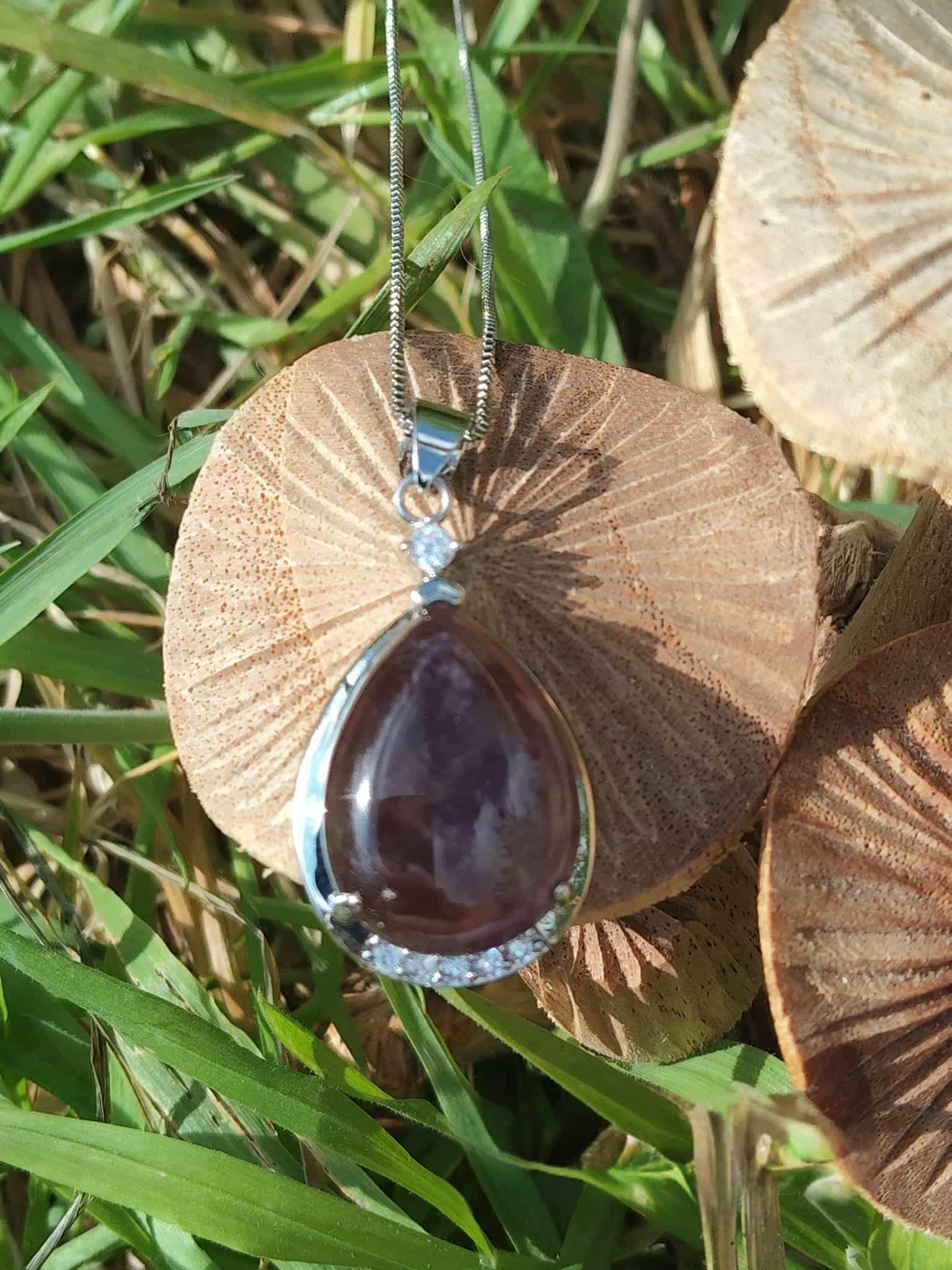 Pendentif goutte améthyste sur petits champignons dans l’herbe, cabochon violet foncé pour calme du mental et douceur intérieure
