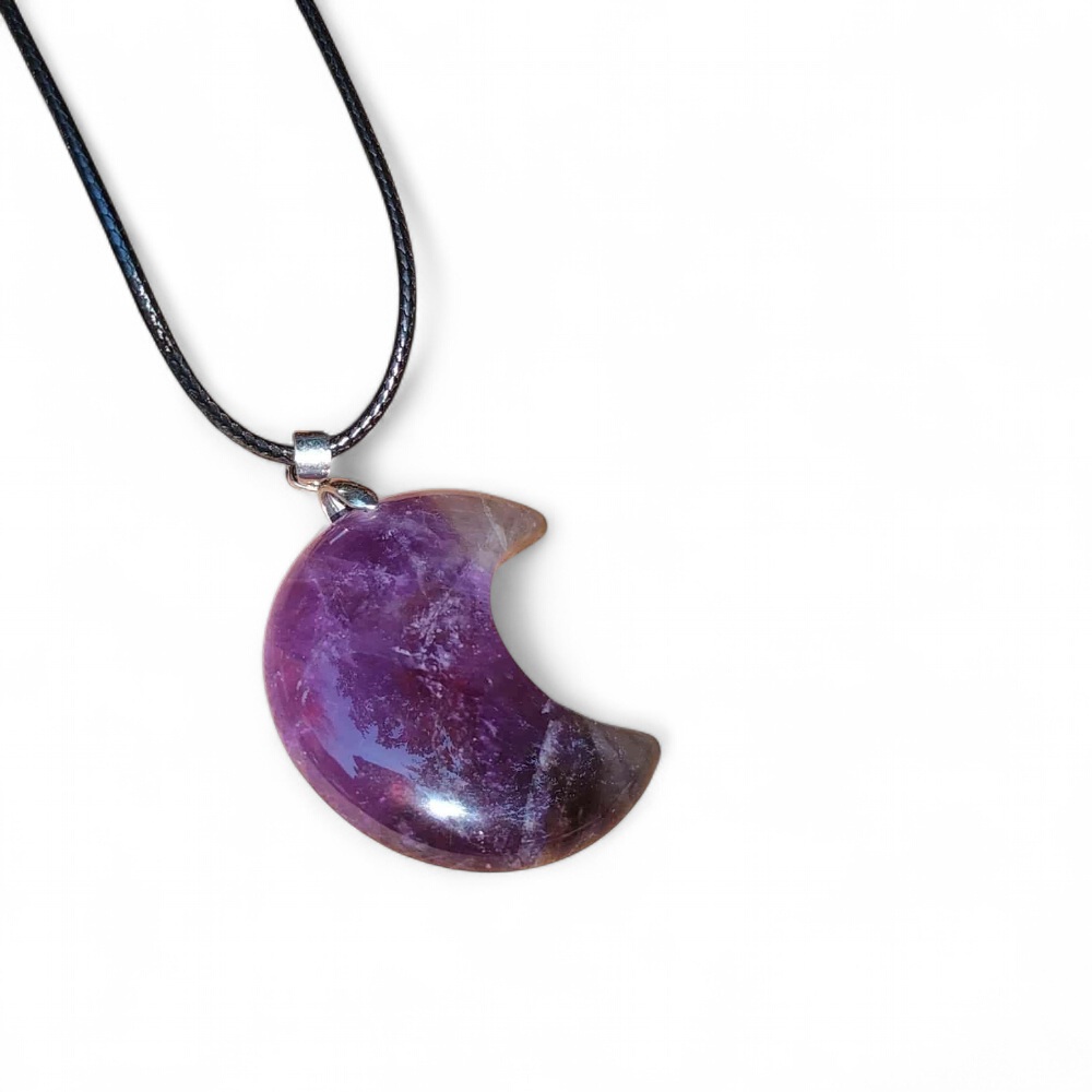 Pendentif lune en améthyste naturelle sur cordon noir, photo sur fond clair, bijou ésotérique favorisant la sérénité, le recentrage et la clarté intérieure.