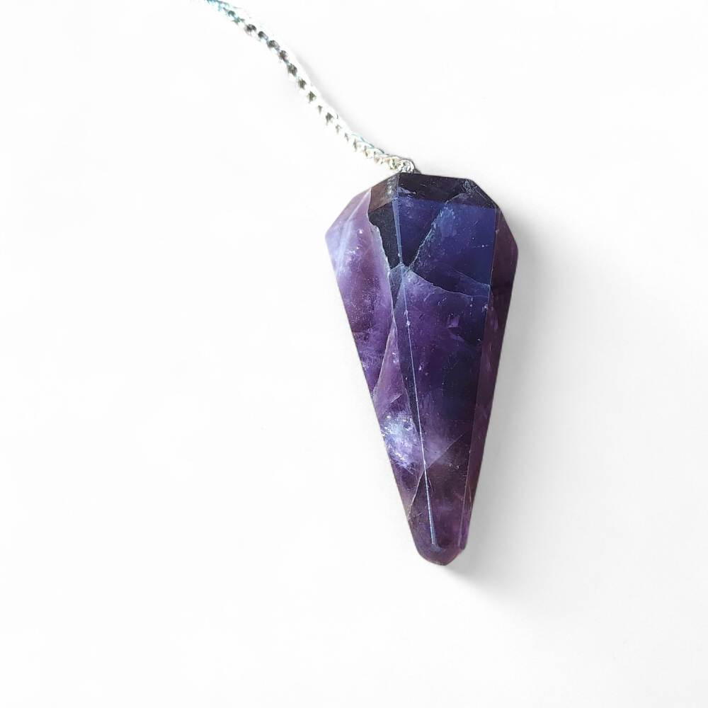 Pendule en améthyste naturelle avec chaîne argentée, outil de radiesthésie ésotérique pour intuition et spiritualité, photographié sur fond blanc pour boutique en ligne Magic Gaïa