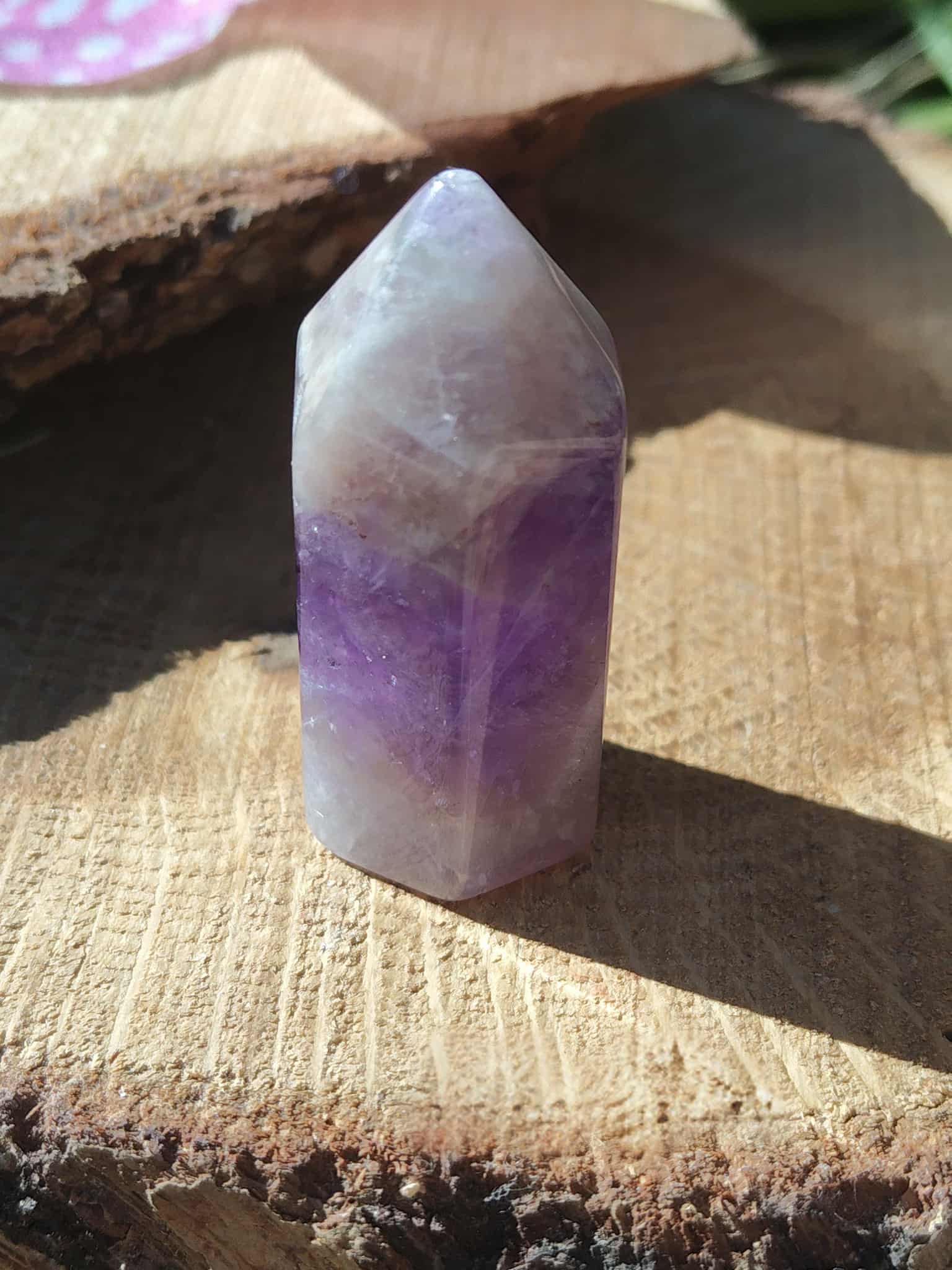 Pointe d’améthyste naturelle sur rondin de bois, cristal violet associé à la présence à soi, à la tranquillité et à l’équilibre intérieur.