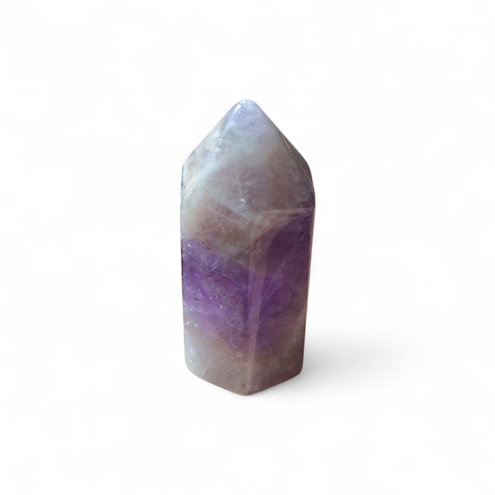 Pointe d’améthyste naturelle sur fond blanc, cristal violet poli relié au calme du mental, à la clarté d’esprit et à l’harmonie intérieure.