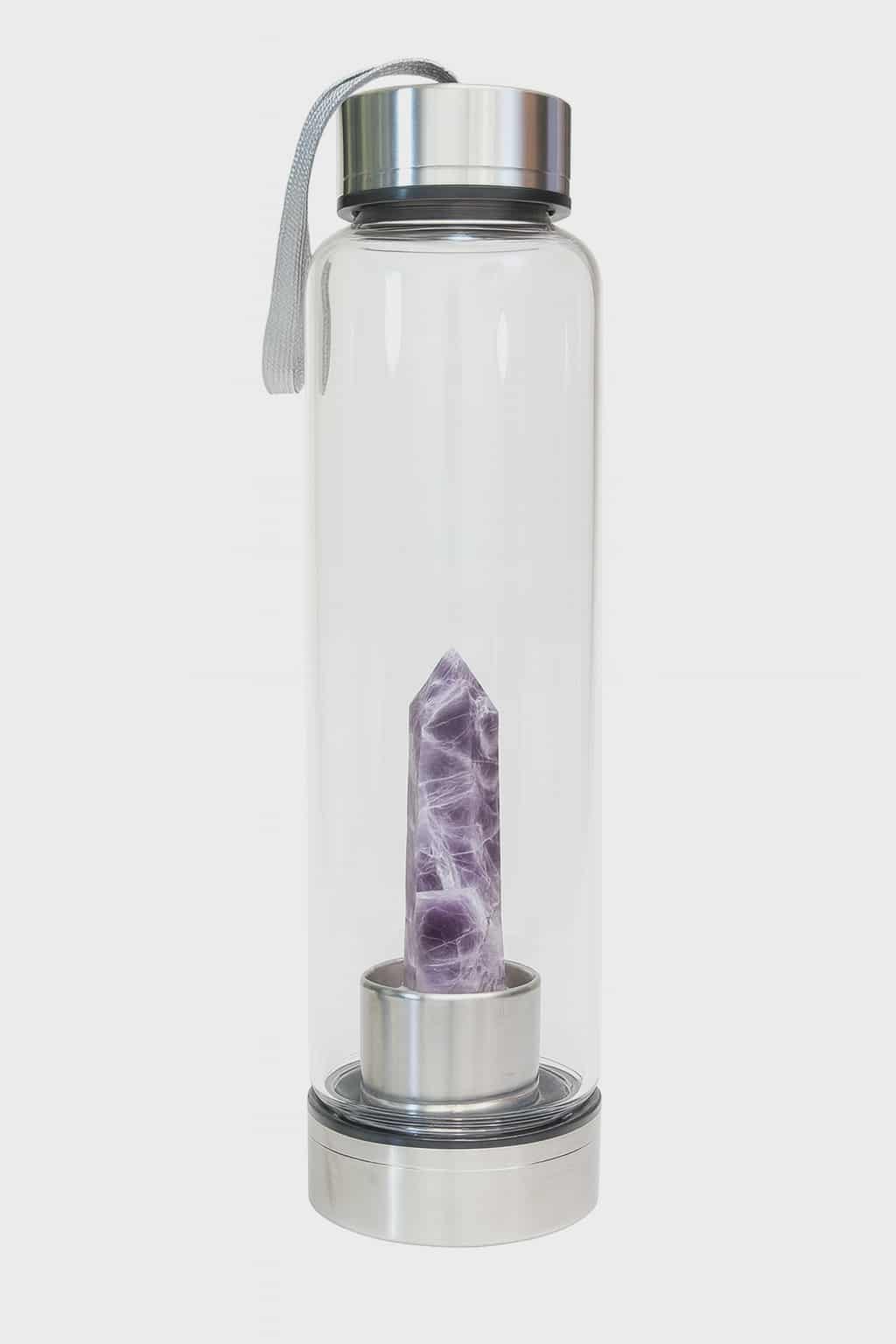 Bouteille d’eau en verre énergisante avec pointe d’améthyste naturelle, 500 ml, vue de face sur fond blanc, accessoire de lithothérapie pour l’hydratation et le bien-être.