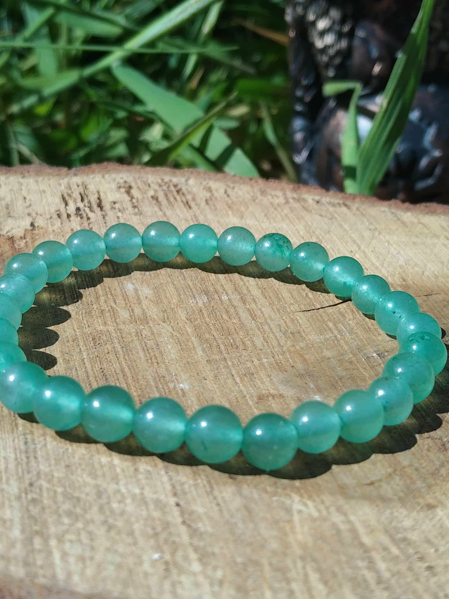 Bracelet aventurine verte sur support en bois en pleine nature, perles 6 mm pour paix intérieure, confiance douce et ancrage émotionnel