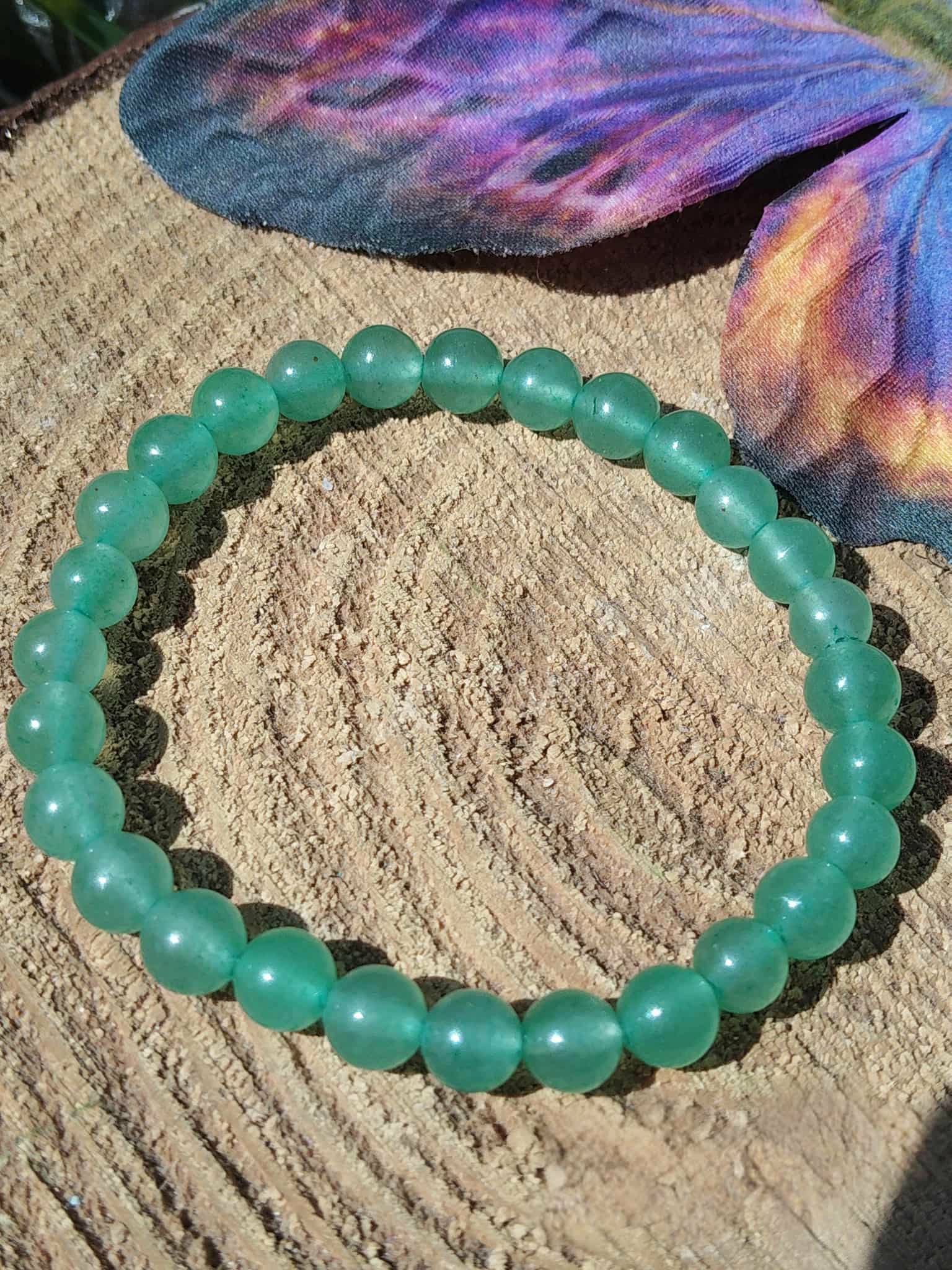 Bracelet aventurine verte 6 mm sur tranche de bois avec plume colorée, perles rondes pour douceur affective et ouverture du cœur