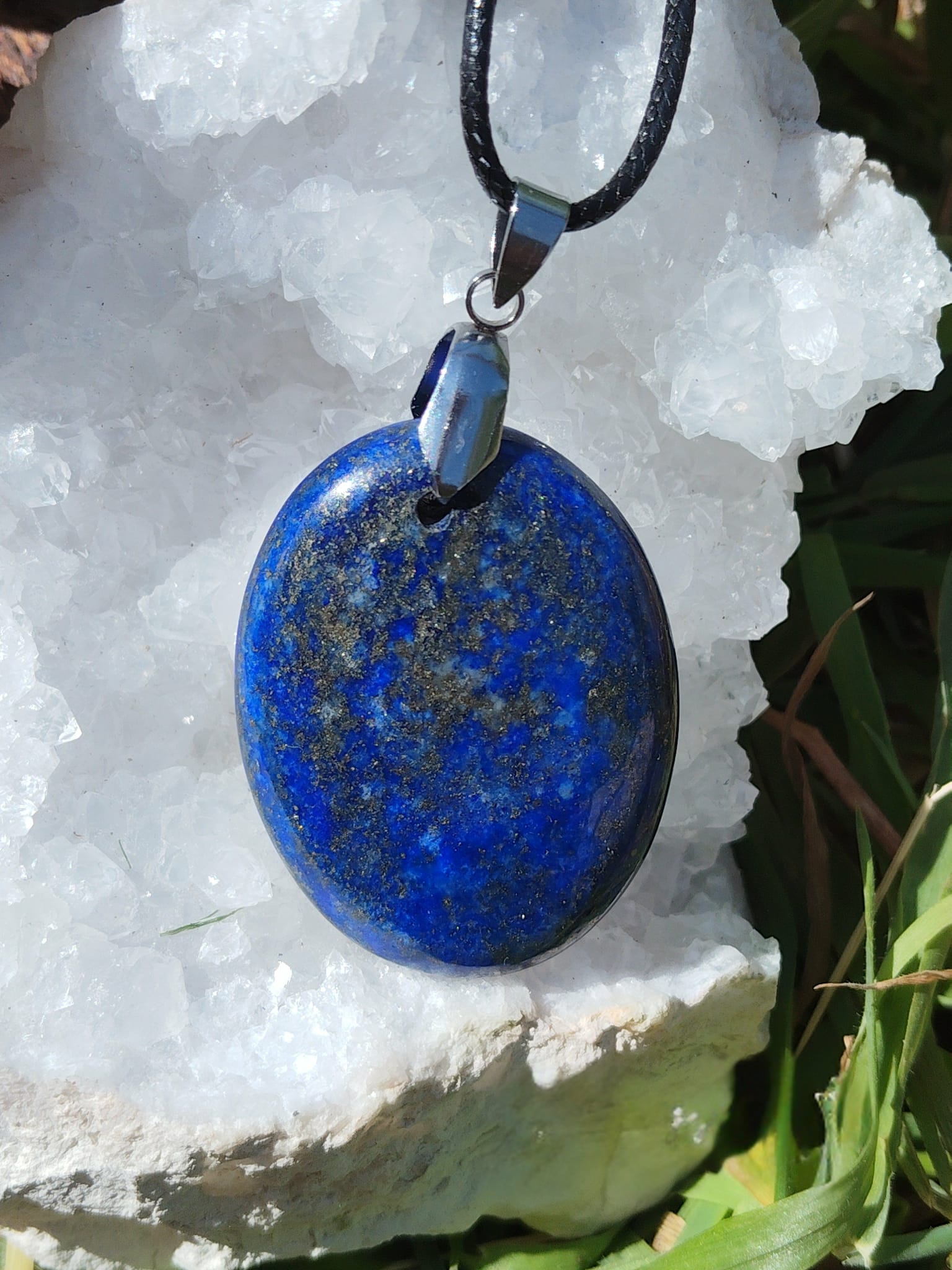 Pendentif en lapis lazuli bleu sur géode blanche, bijou en pierre naturelle relié à la franchise, à la stabilité émotionnelle et à l’éveil intuitif.
