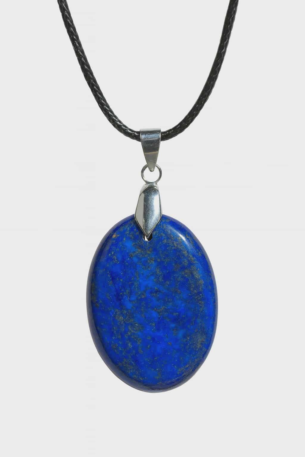 Pendentif en lapis lazuli bleu sur fond blanc, collier pierre naturelle évoquant la parole juste, le discernement et la confiance tranquille.