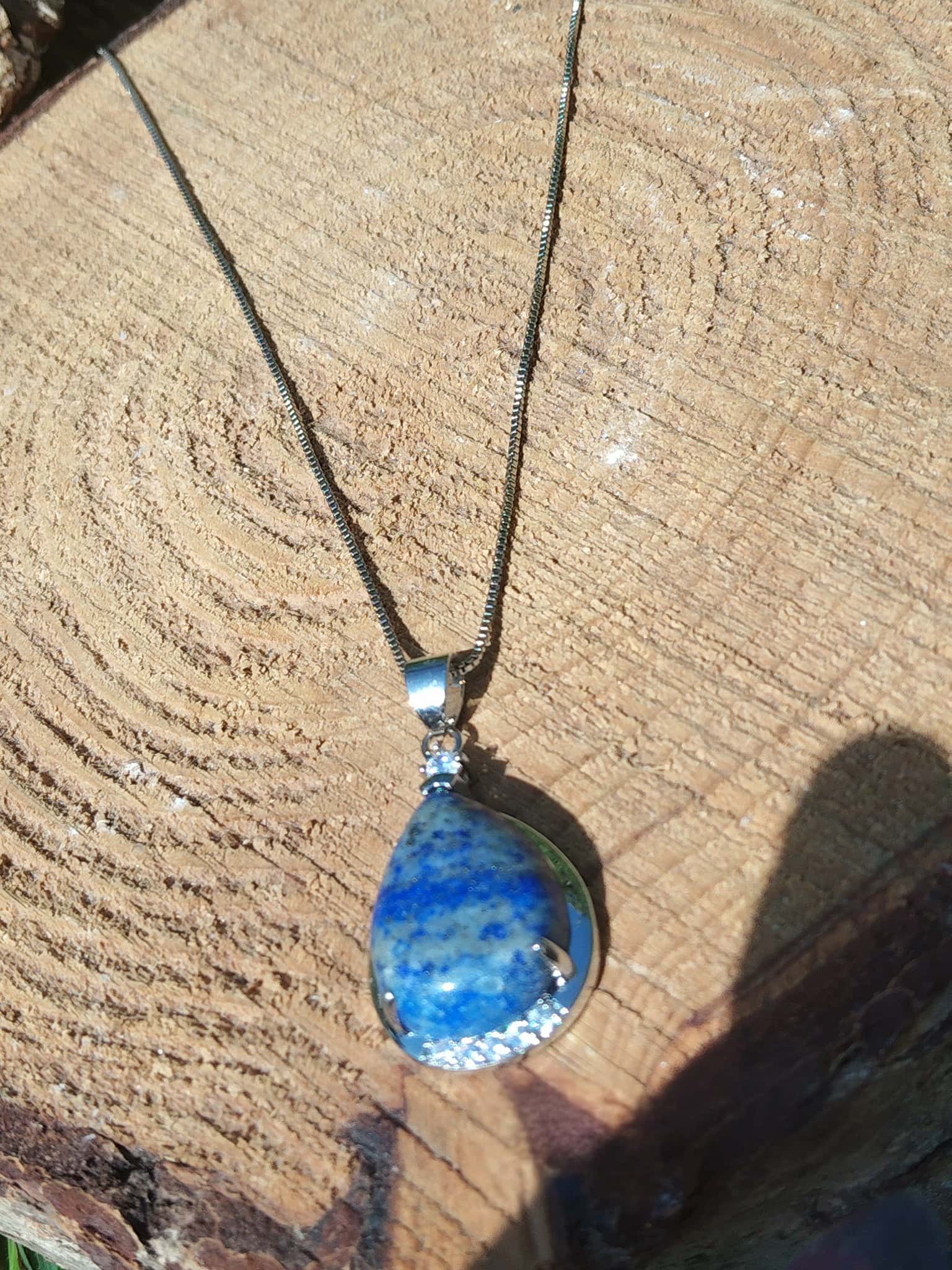 Pendentif lapis lazuli bleu en extérieur, pierre naturelle reliée à l’intuition, à l’assurance tranquille et à la clarté d’esprit.