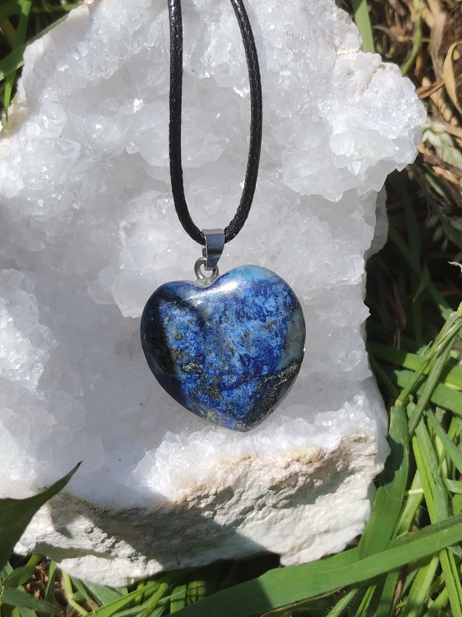 Pendentif cœur en lapis lazuli bleu sur géode blanche, bijou en pierre naturelle associé à l’expression personnelle, à la sagesse intérieure et à l’équilibre émotionnel.