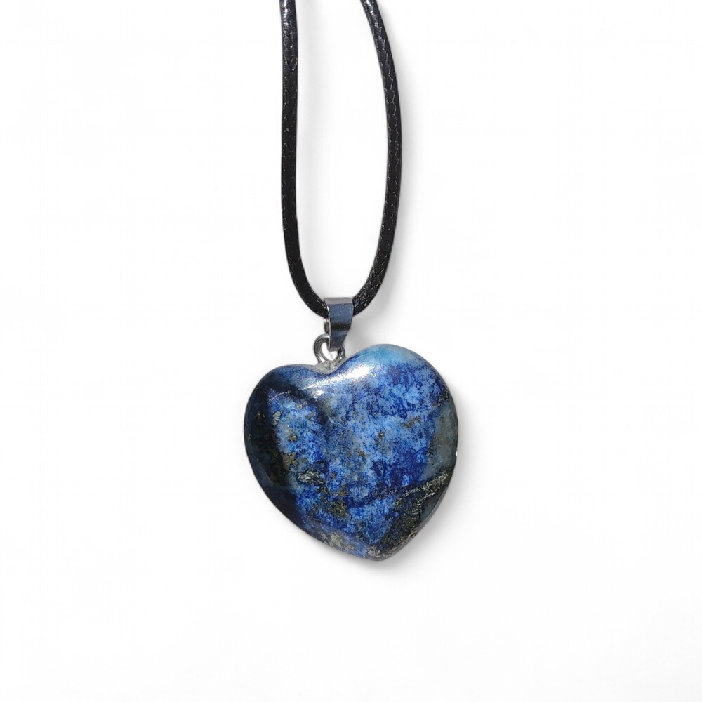 Pendentif cœur en lapis lazuli bleu sur fond blanc, collier en pierre naturelle relié à la clarté d’esprit, à la parole juste et à la paix intérieure.