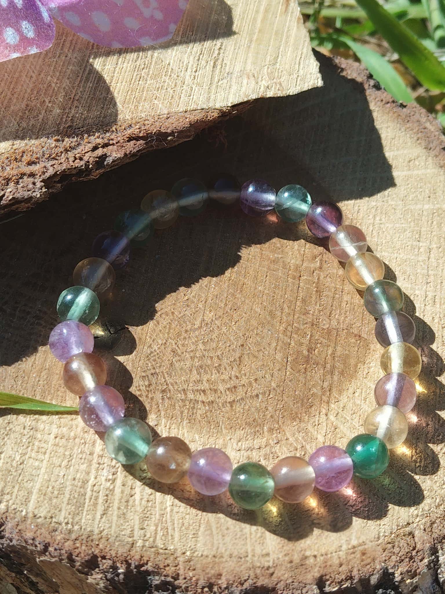 Bracelet fluorite multicolore sur bois, perles lisses aux reflets verts et lavande, discernement et protection douce