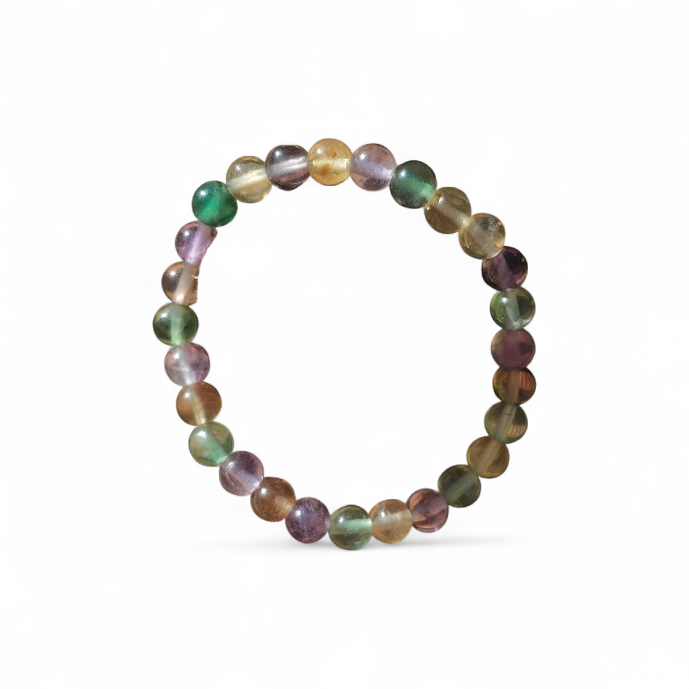 Bracelet fluorite multicolore sur fond blanc, bracelet en pierre naturelle aux tons translucides, concentration et tri mental