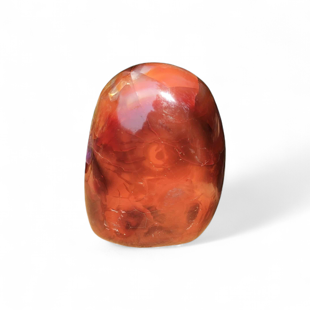 forme-libre-cornaline-naturelle-sur fond blanc-pierre-orange-rouge-pour-la-lithotherapie-vitalite-creativite-confiance-en-soi-chakra-sacre