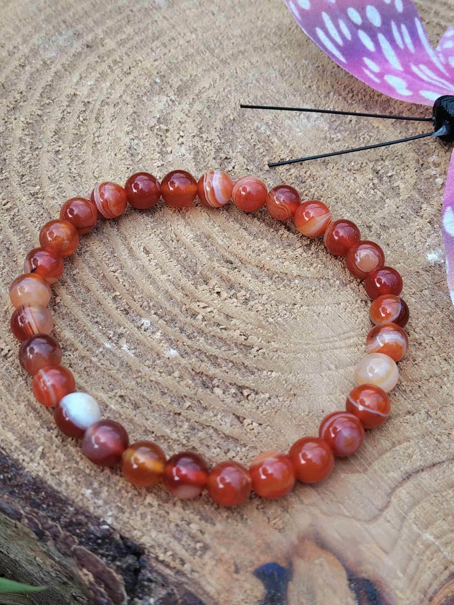 Bracelet cornaline en perles naturelles sur support bois avec décor féerique, bijou pour discernement, aplomb et ancrage solaire