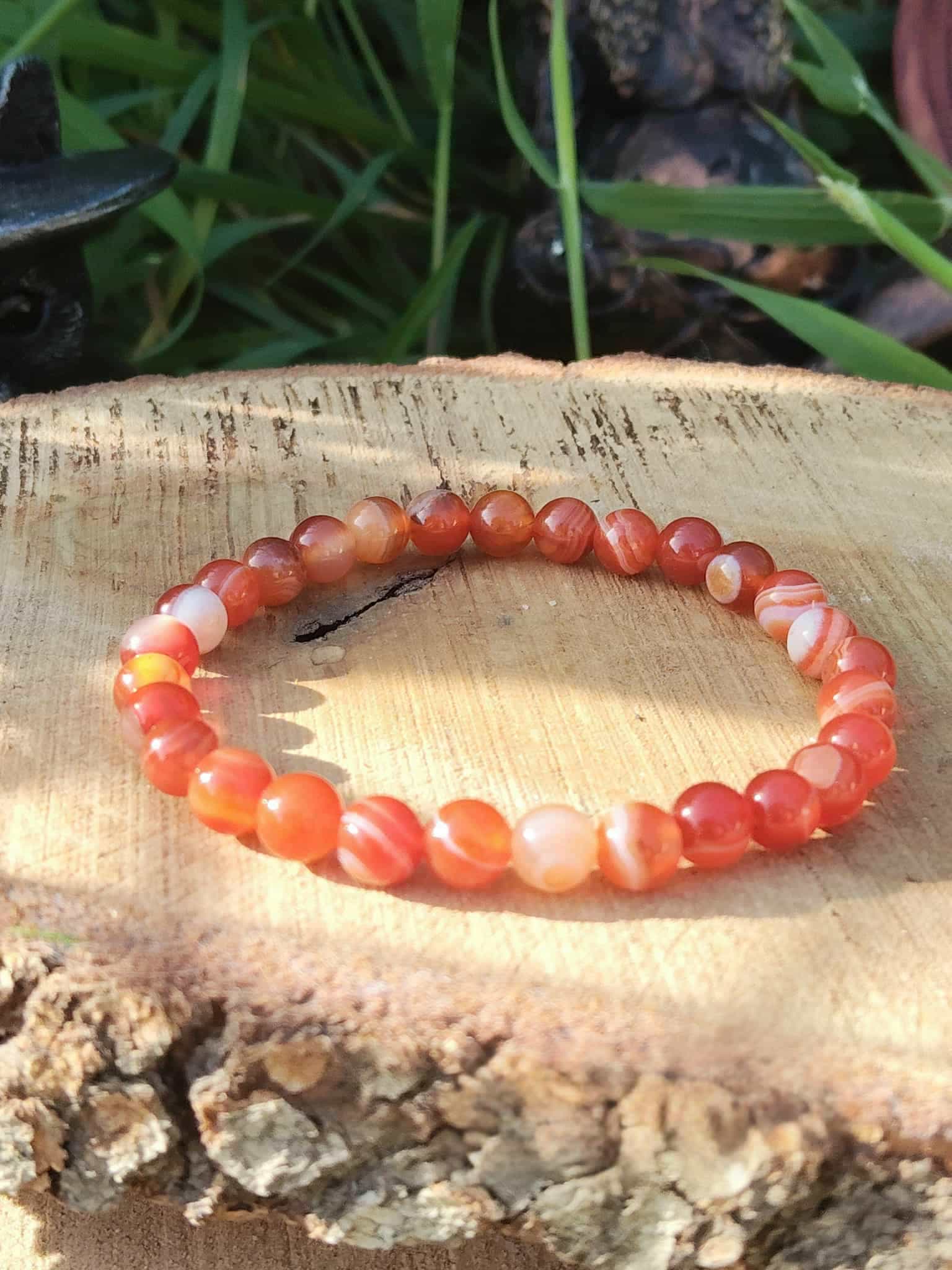 Bracelet cornaline sur tranche de bois, perles orange naturelles pour passage à l’action, volonté stable et vitalité rayonnante