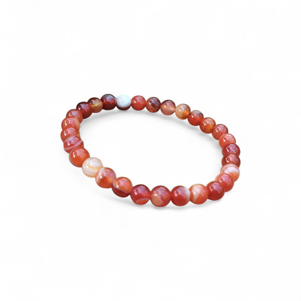 Bracelet cornaline sur fond blanc, perles rondes orange 6 mm pour motivation, clarté d’action et confiance en soi