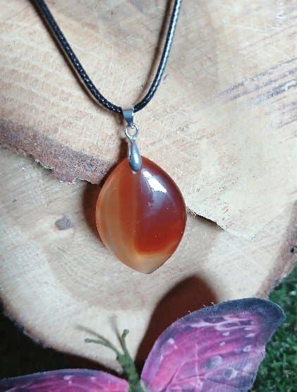 Pendentif en Cornaline naturelle sur support bois avec papillon, bijou orange pour vitalité, créativité et concentration en lithothérapie