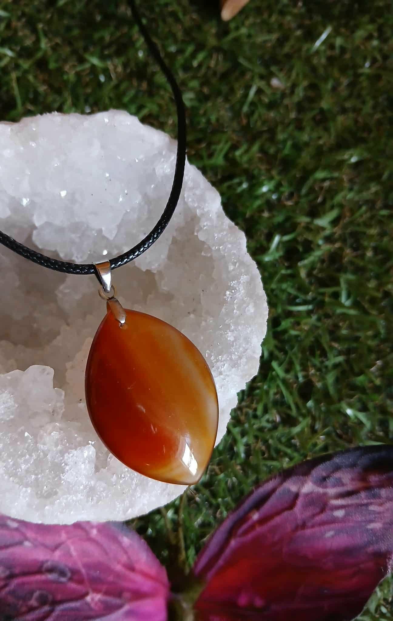 Pendentif Cornaline naturelle sur géode blanche avec décor de papillons, bijou orange pour vitalité, créativité et concentration.