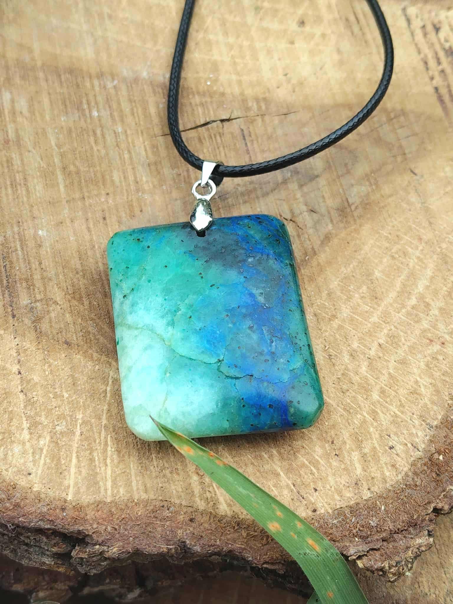Pendentif azurite chrysocolle bleu vert sur bois avec cordon noir, bijou en pierre naturelle évoquant la lucidité, l’authenticité et l’apaisement du mental.