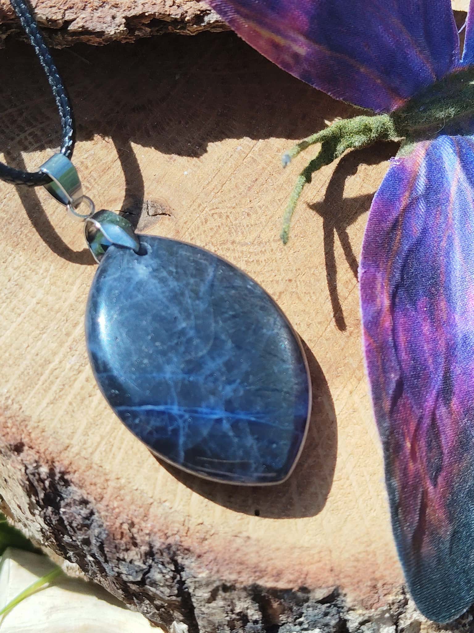 Pendentif sodalite bleue marquise sur cordon noir, bijou en pierre naturelle associé à la clarté d’esprit, à l’assurance et à l’expression sincère.