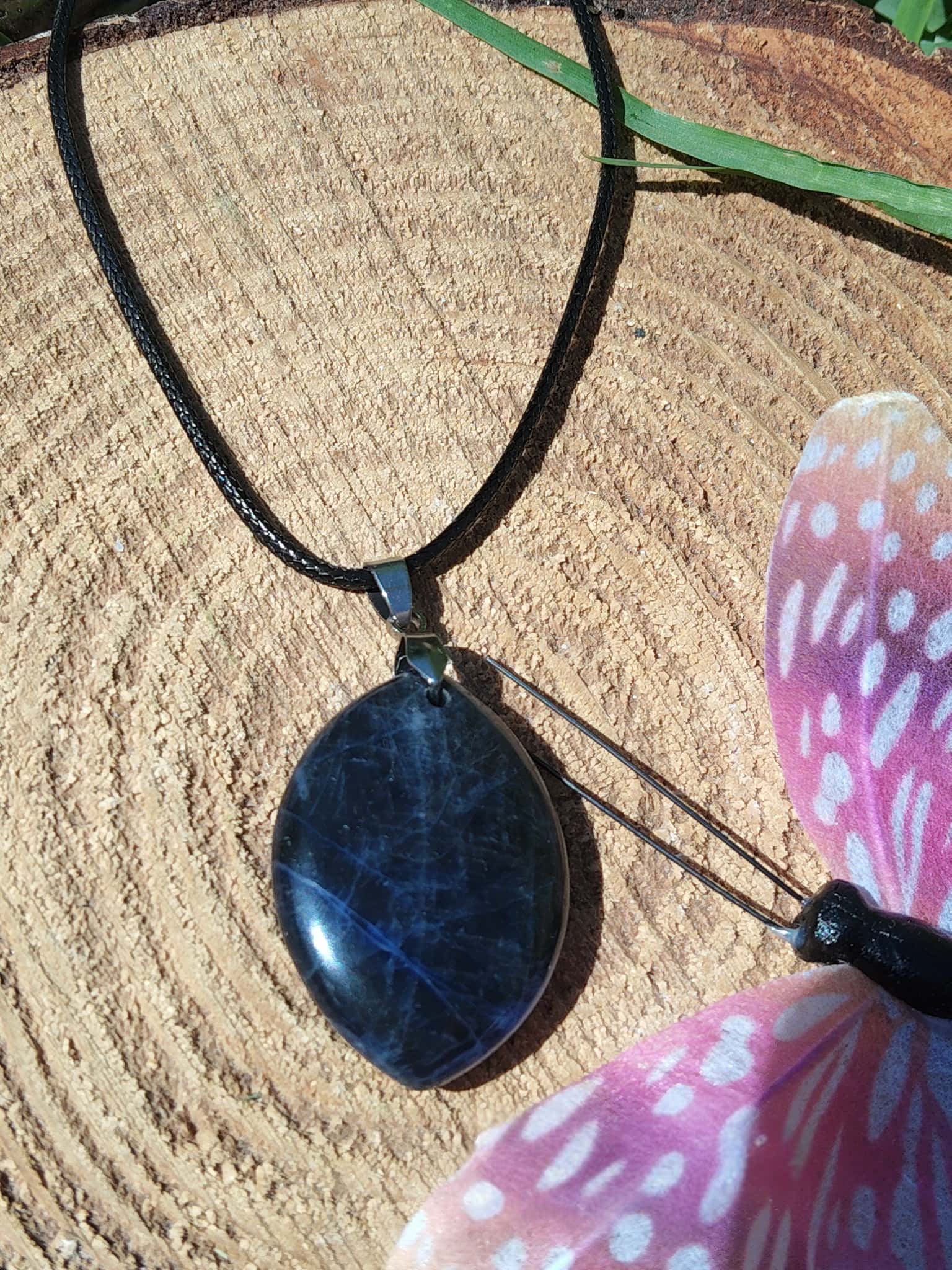 Pendentif en sodalite bleue naturelle sur cordon noir, bijou en pierre naturelle évoquant le calme intérieur, l’écoute de soi et la communication apaisée.