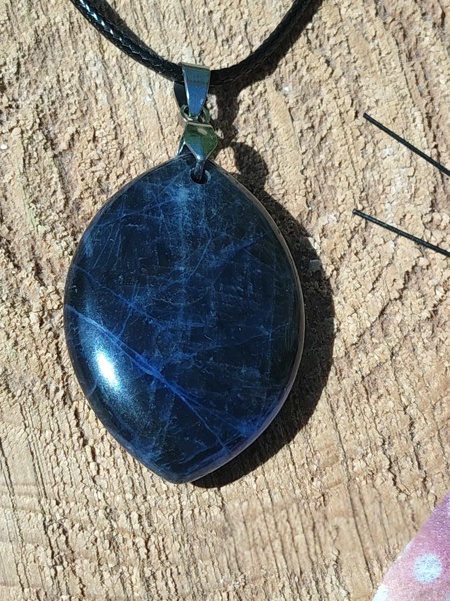 Pendentif sodalite bleue ovale sur cordon noir, pierre naturelle reliée à la sérénité des pensées, à la stabilité mentale et à l’expression personnelle.