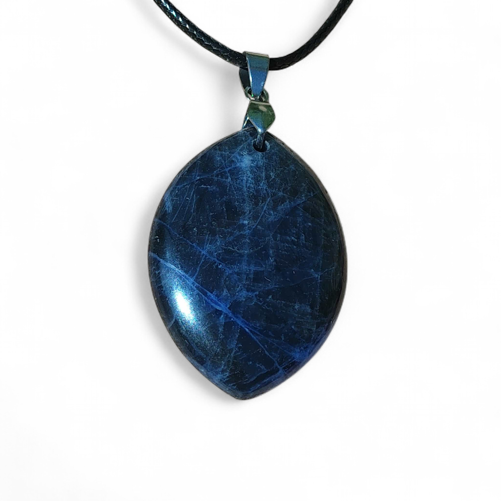 Pendentif sodalite bleue ovale sur cordon noir et fond blanc, pierre naturelle reliée au recentrage, à la concentration douce et à la parole fluide.