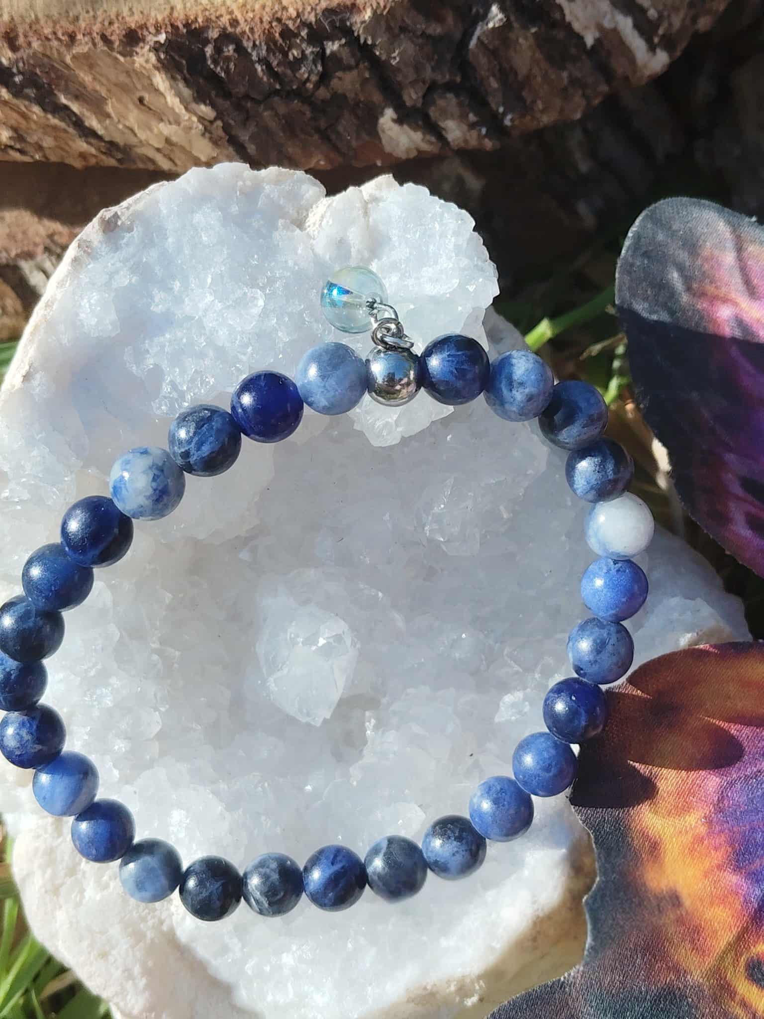 Bracelet sodalite bleue sur géode blanche, bijou en pierre naturelle pour calmer le flot mental et favoriser une expression sereine