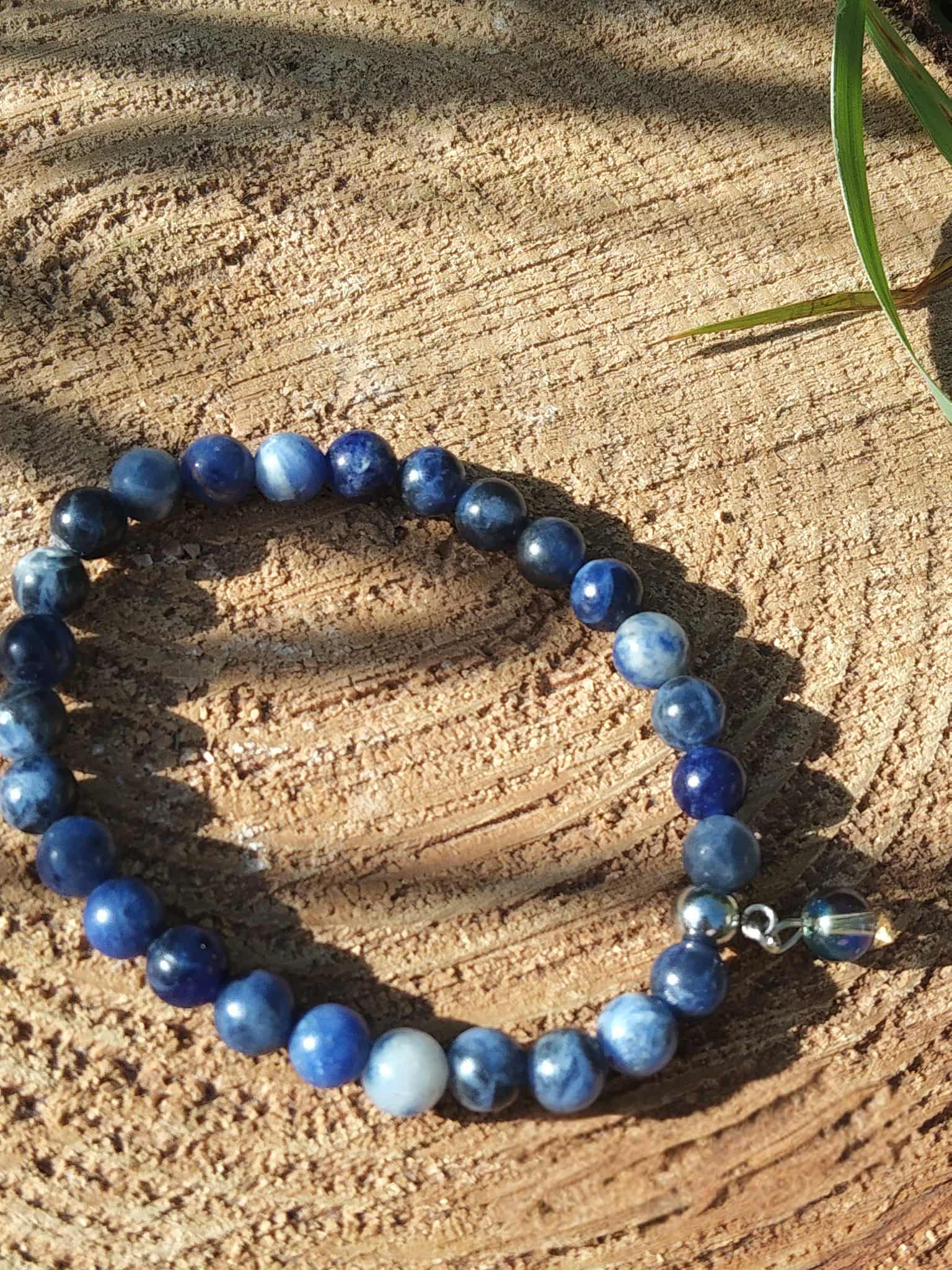 BBracelet sodalite 6 mm enroulé sur bois brut doré par le soleil avec tige végétale, discernement, calme intérieur et communication maîtrisée