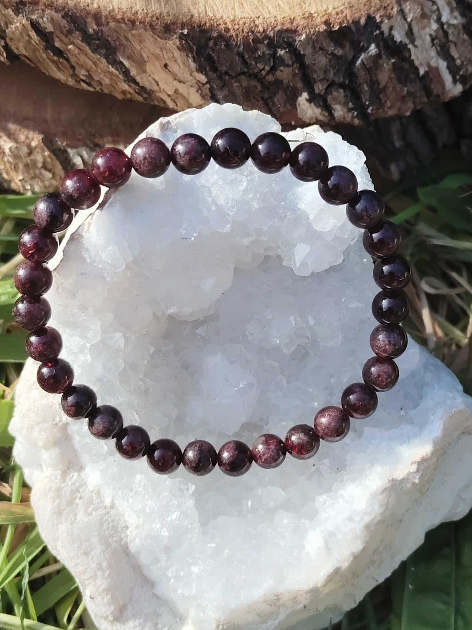 Bracelet grenat 6 mm en cercle sur amas de quartz, perles rouge sombre et bordeaux pour clarté d’action, puissance intérieure et persévérance