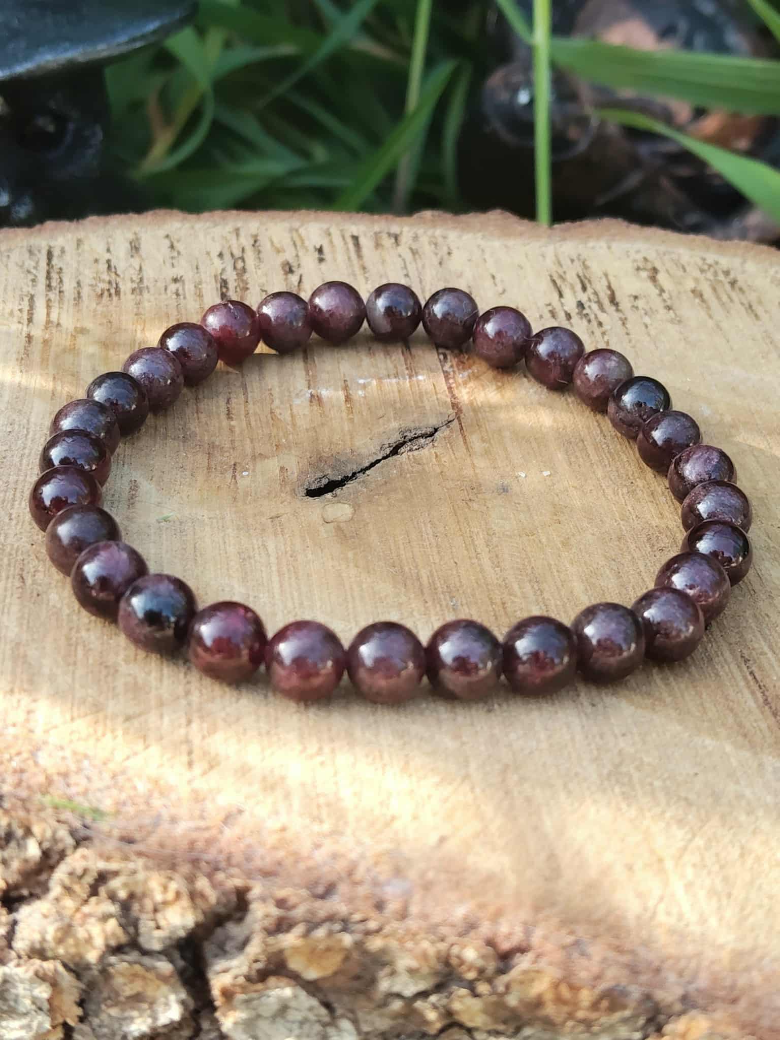 Bracelet grenat 6 mm sur rondin de bois, perles rouge vin et rouge brun pour volonté ferme, tenue émotionnelle et énergie profonde