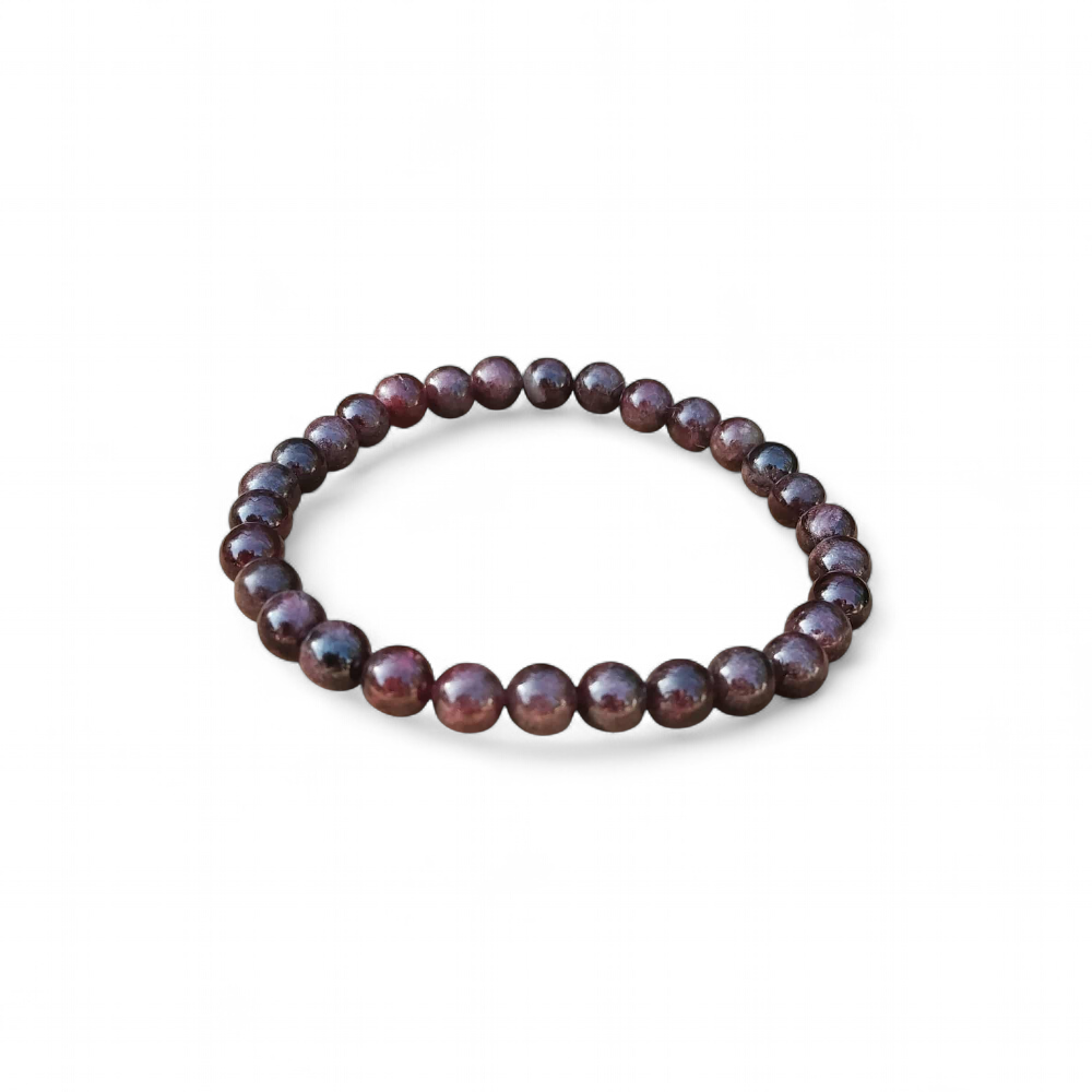 Bracelet grenat sur fond blanc, perles 6 mm rouge bordeaux en pierre naturelle pour vitalité, confiance en soi et force d’action