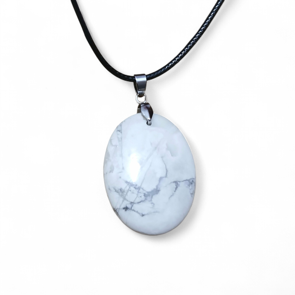 Pendentif howlite blanche sur fond blanc, pierre naturelle sur cordon noir pour sérénité, équilibre émotionnel et sommeil plus serein