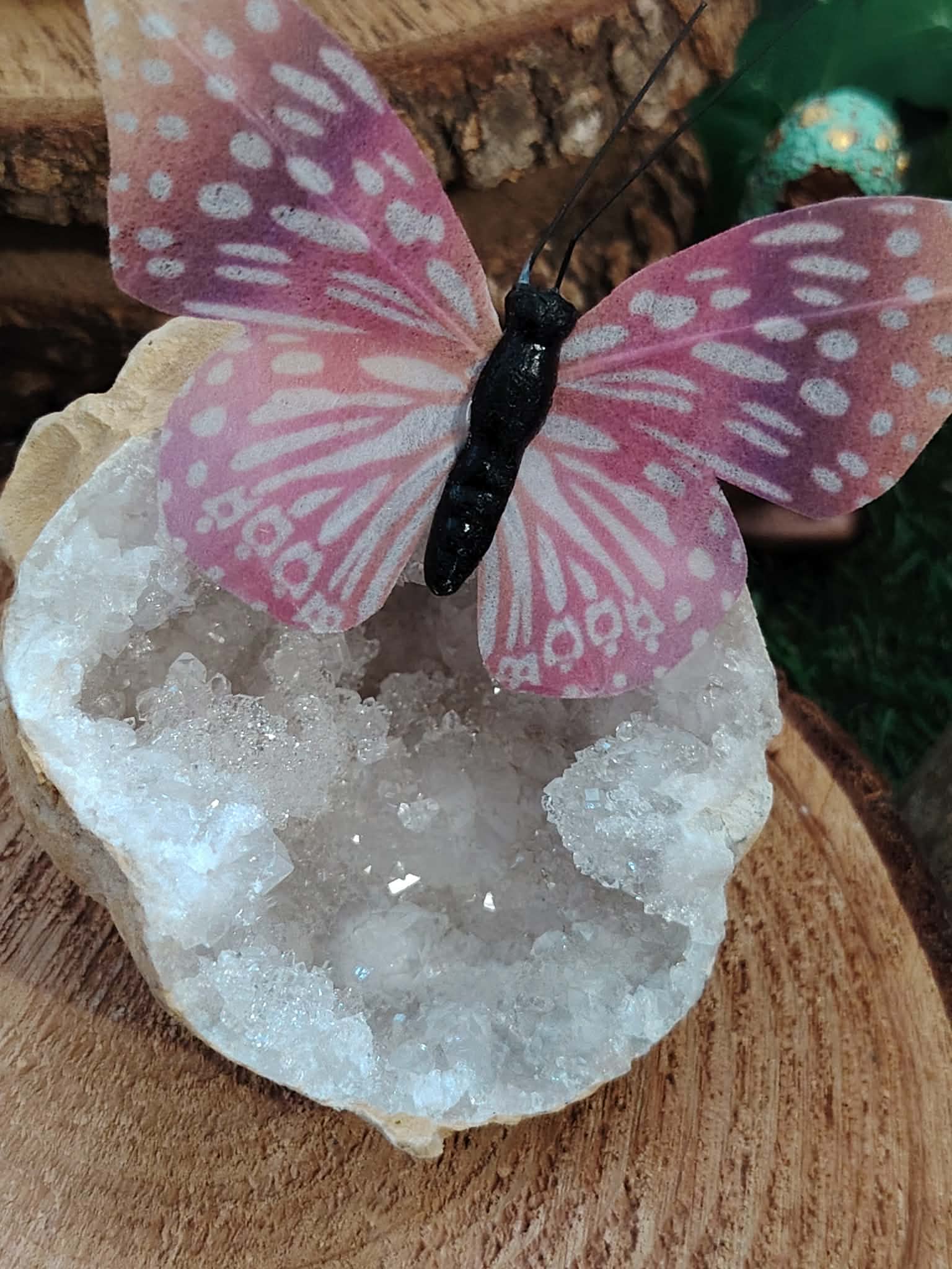 géode quartz blanc sur plateau bois avec papillon lithothérapie purification des pierres rechargement énergétique apaisement et énergie positive