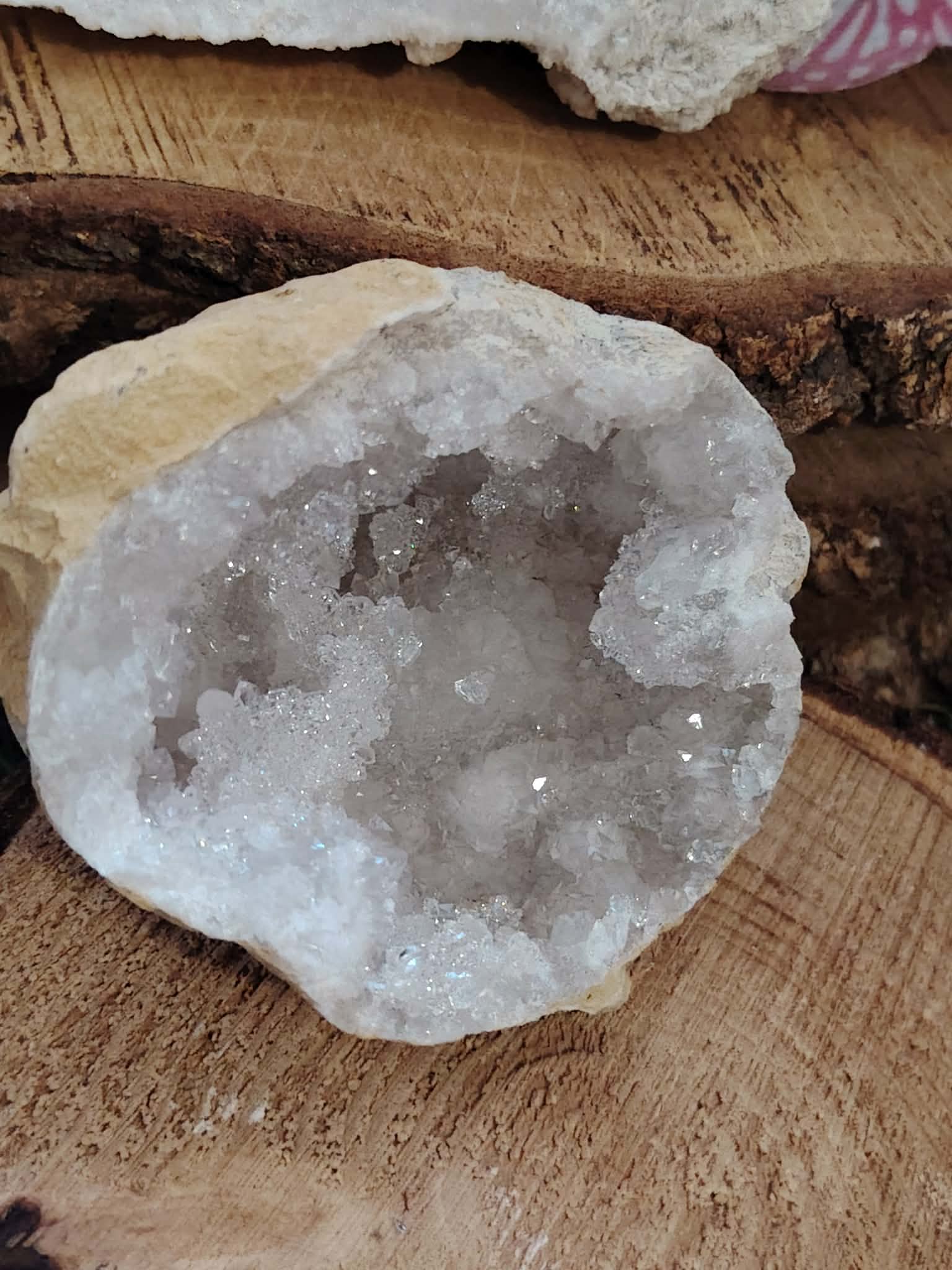 géode de quartz blanc sur bois décor féerique pour purifier et recharger les pierres apporter apaisement et protection énergétique