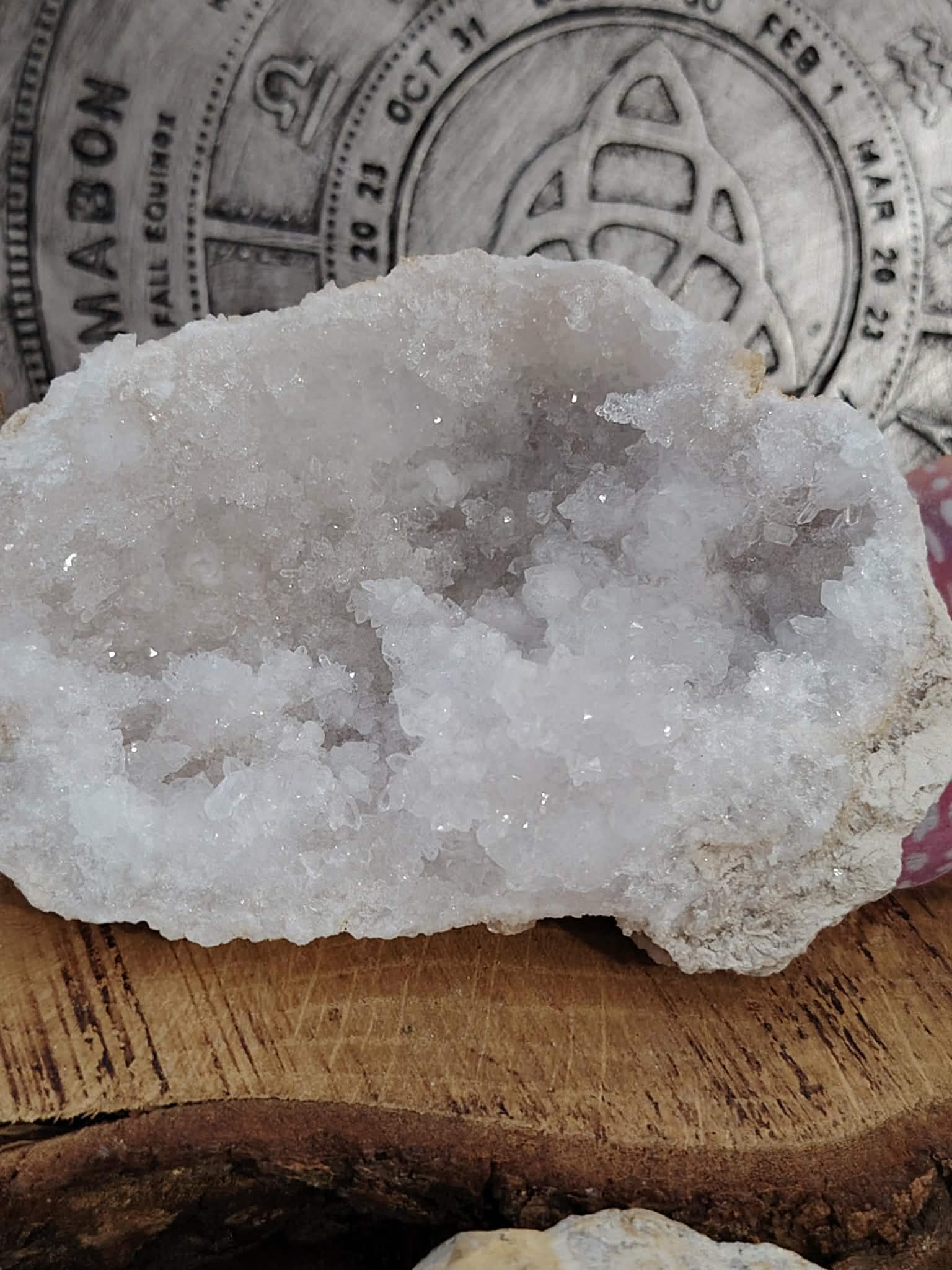 géode de quartz blanc décor celtique triquetra bienfaits lithothérapie apaisement mental protection énergétique et clarté intérieure