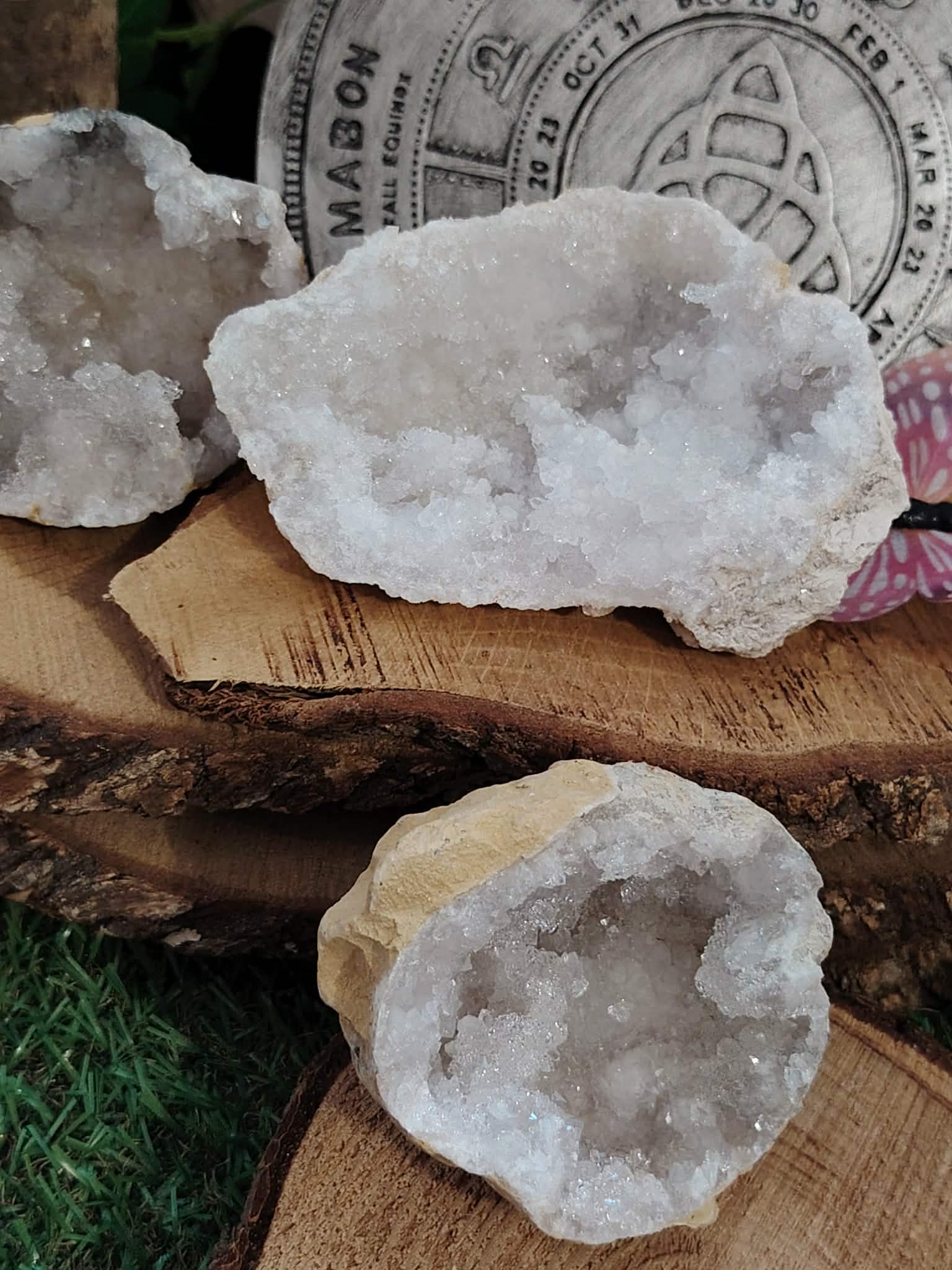 plusieurs géodes de quartz blanc en décor ésotérique sur bois avec triquetra pour purification des pierres rechargement des bijoux énergétiques et apaisement émotionnel