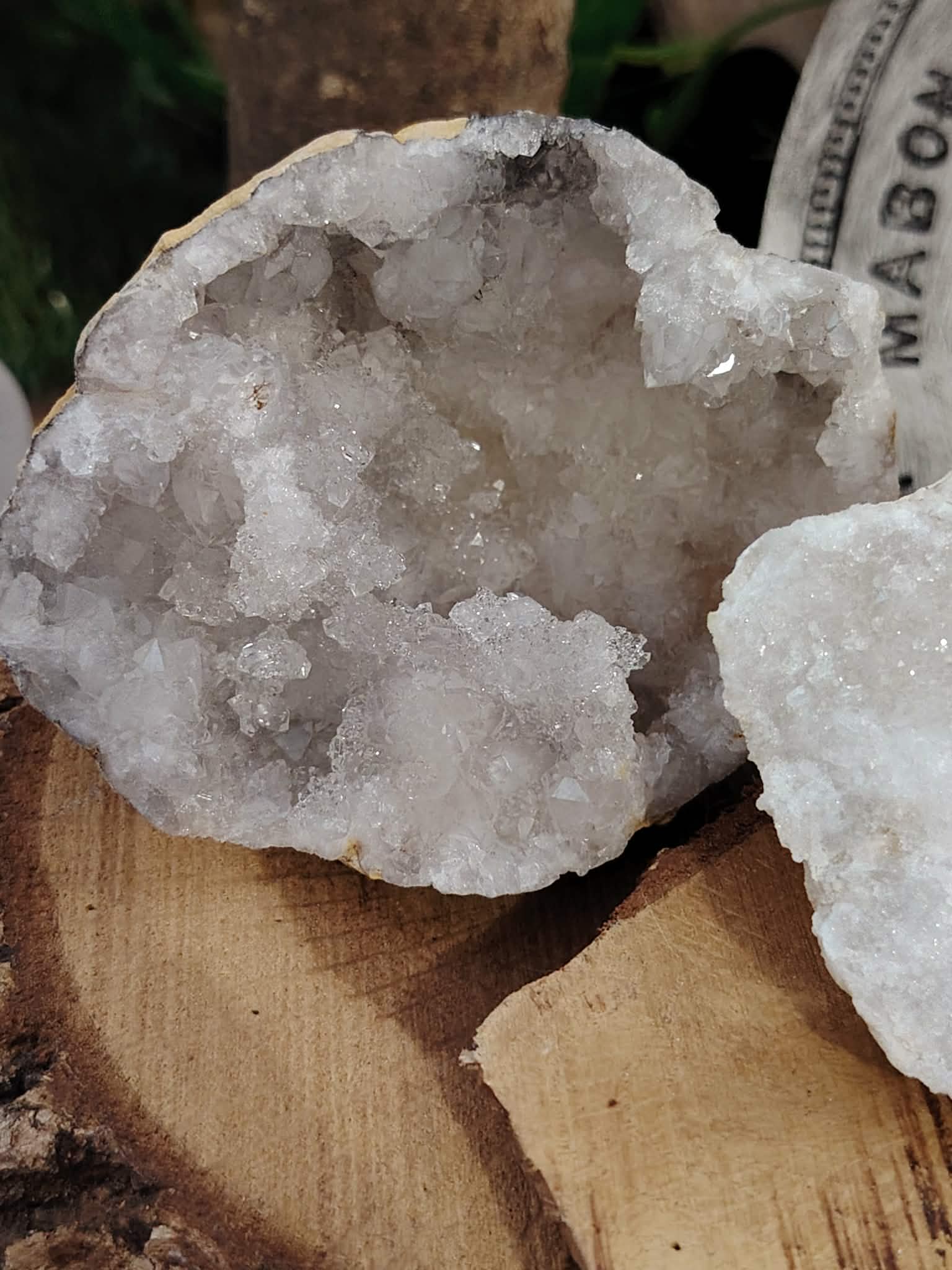 géode de quartz blanc en avant-plan sur bois idéale en lithothérapie pour recharger les bijoux énergétiques apaiser les émotions et clarifier l’esprit