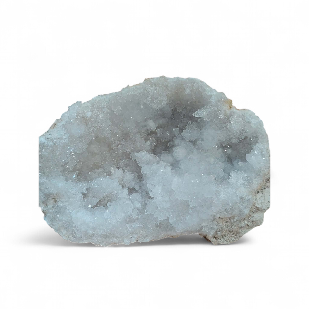géode quartz blanc sur fond blanc  purification et rechargement des pierres apaisement et protection énergétique