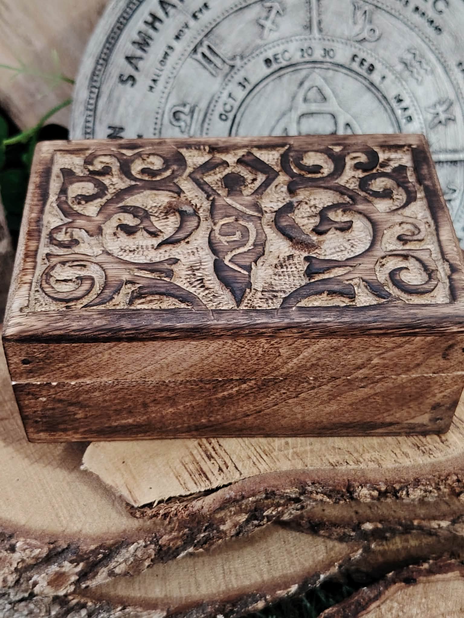 Boîte à bijoux en bois sculpté Gaïa, Déesse de la Terre, posée sur un autel ésotérique, idéale pour ranger bijoux et pierres naturelles.